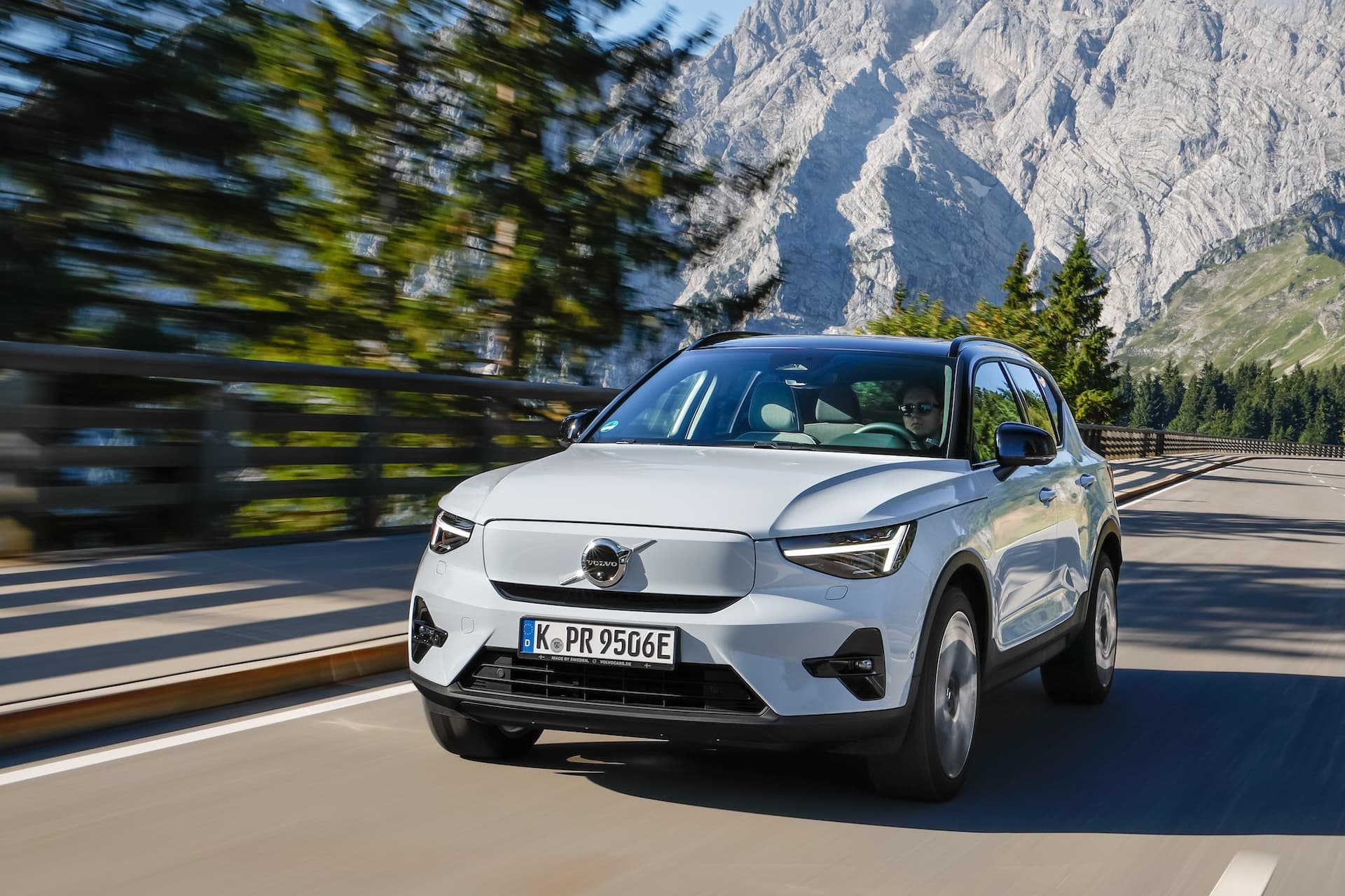 Cover Image for E-SUV mit gut 400 PS: Nissan Ariya und Volvo XC40 im Vergleich