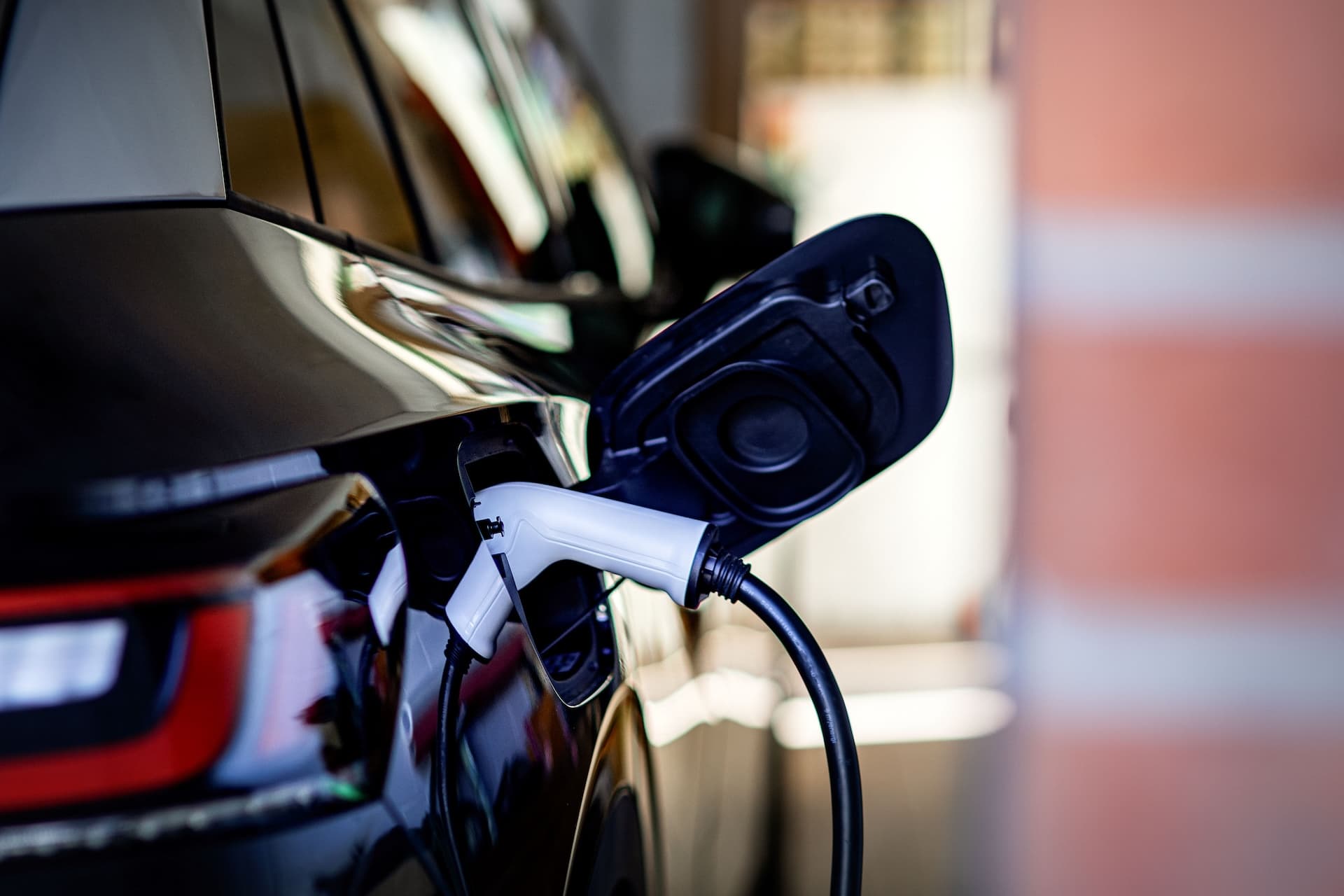 Cover Image for Halbjahresbilanz: Haushaltsstrom für E-Autos halb so teuer wie Benzin