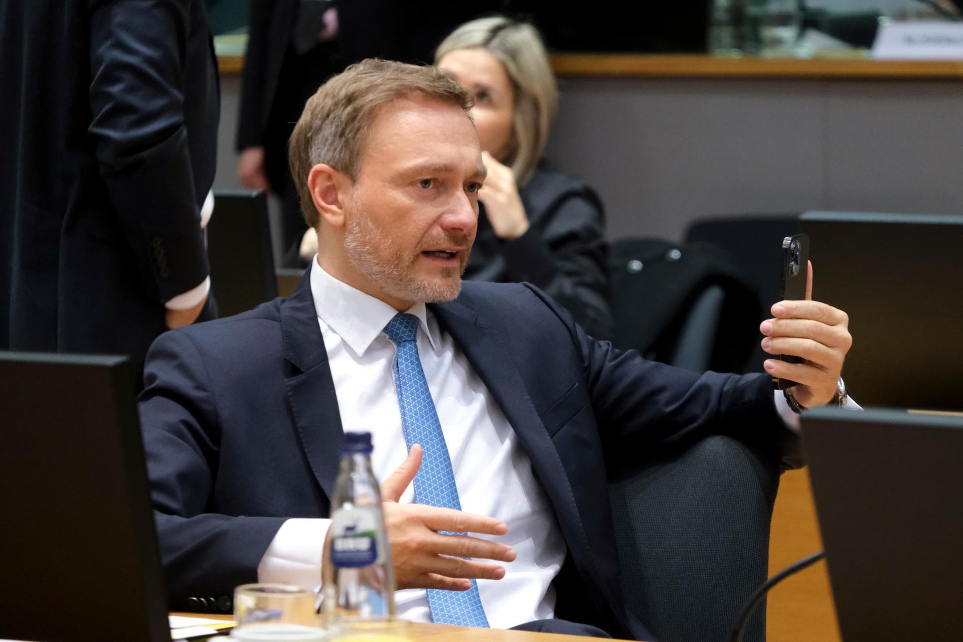 Cover Image for Lindner: Markt soll über Auto-Zukunft entscheiden