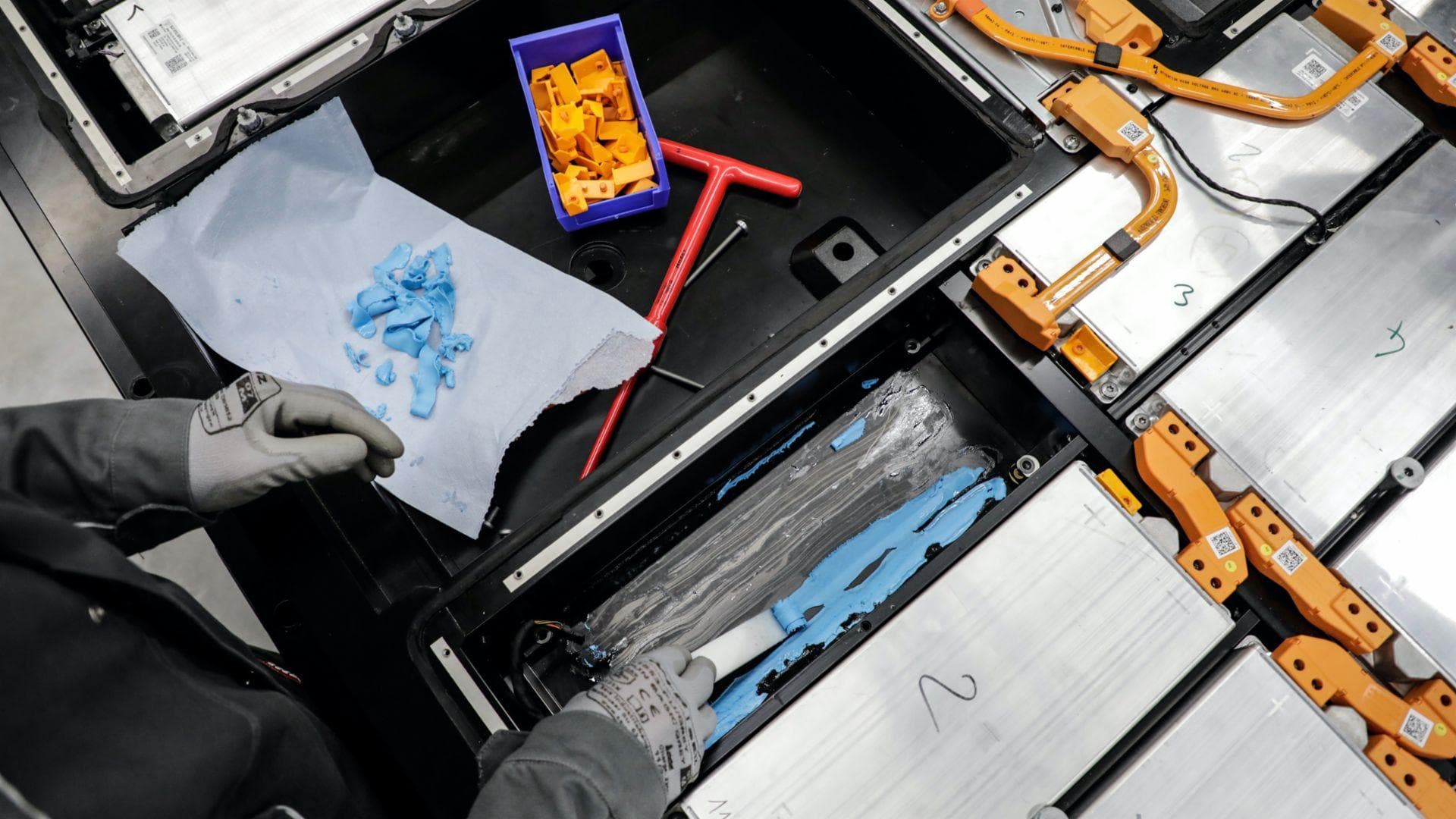 Cover Image for Porsche hinterfragt Pläne für Batteriefabrik in Brandenburg