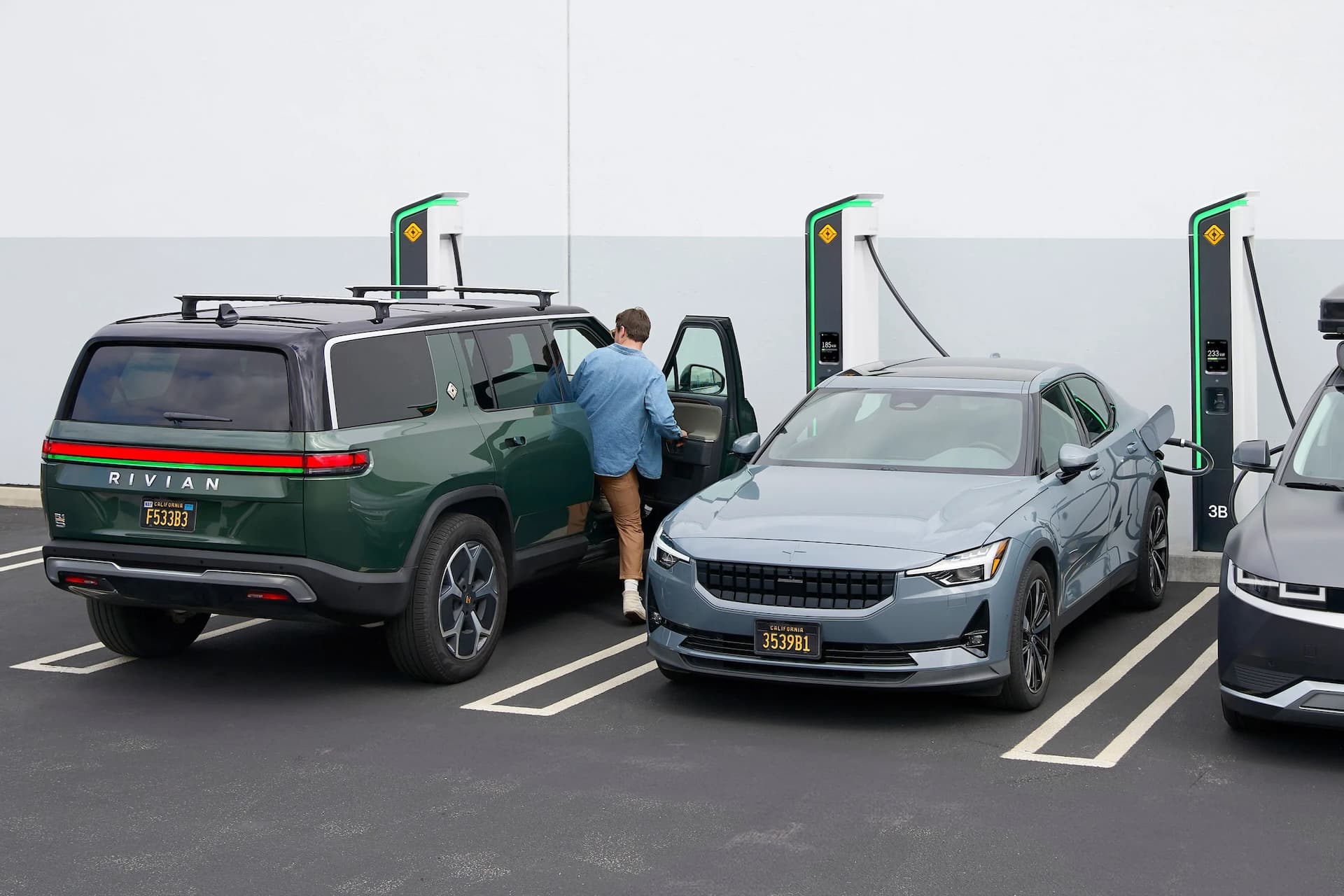 Cover Image for Rivian stellt neue Schnellladegeräte vor und öffnet sein Netzwerk für Dritte