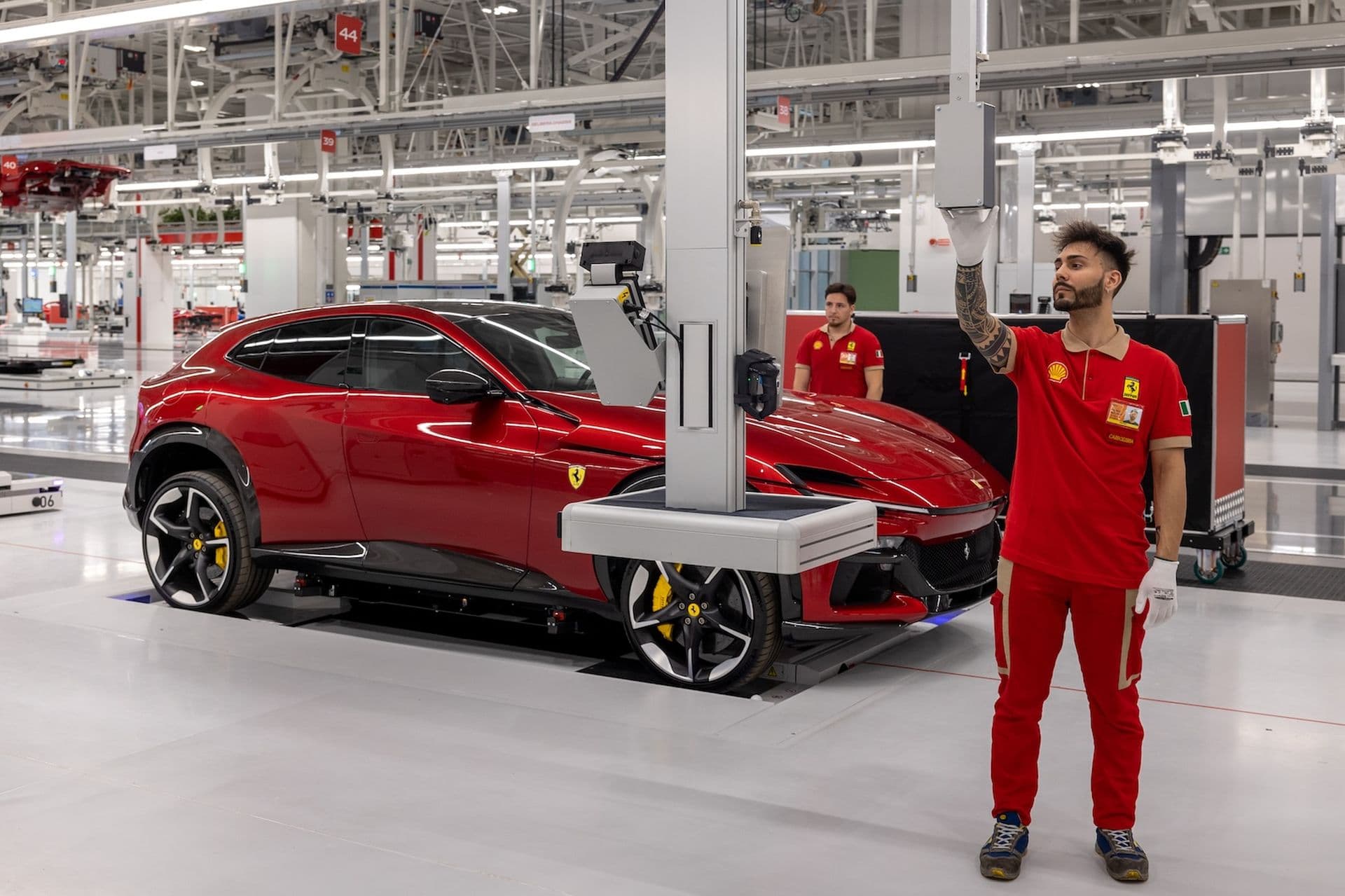 Cover Image for Ferrari wird elektrisch: Erst die Produktion, dann die Autos