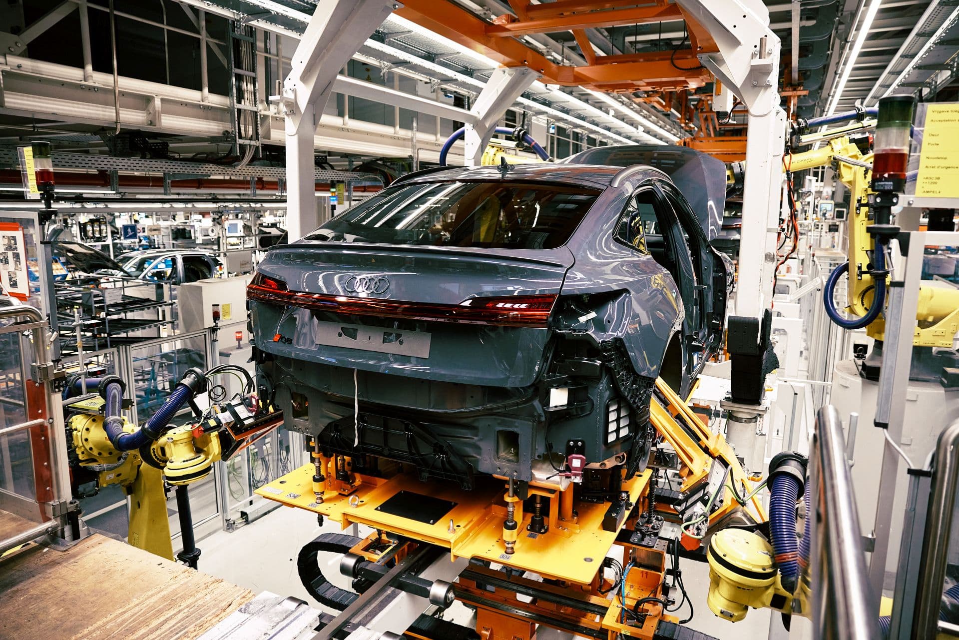 Cover Image for Audi in Schwierigkeiten: Q8 e-tron vor dem Aus?