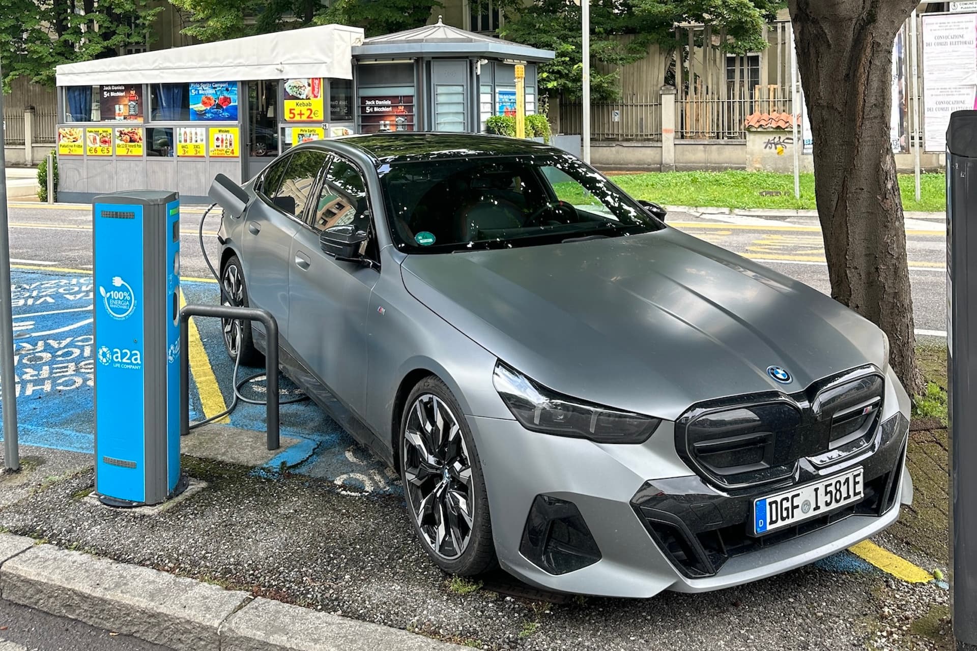 Cover Image for Langstreckentest: 3500 km im BMW i5 – Auf großer Fahrt