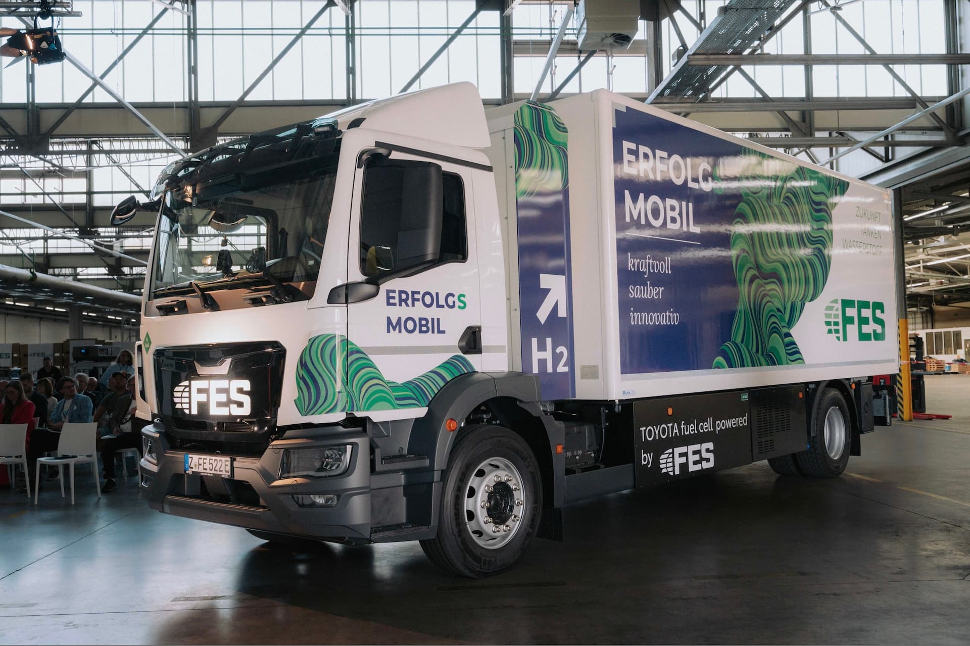 Cover Image for FES aus Sachsen zeigt Wassersttoff-Brennstoffzellen-Lkw