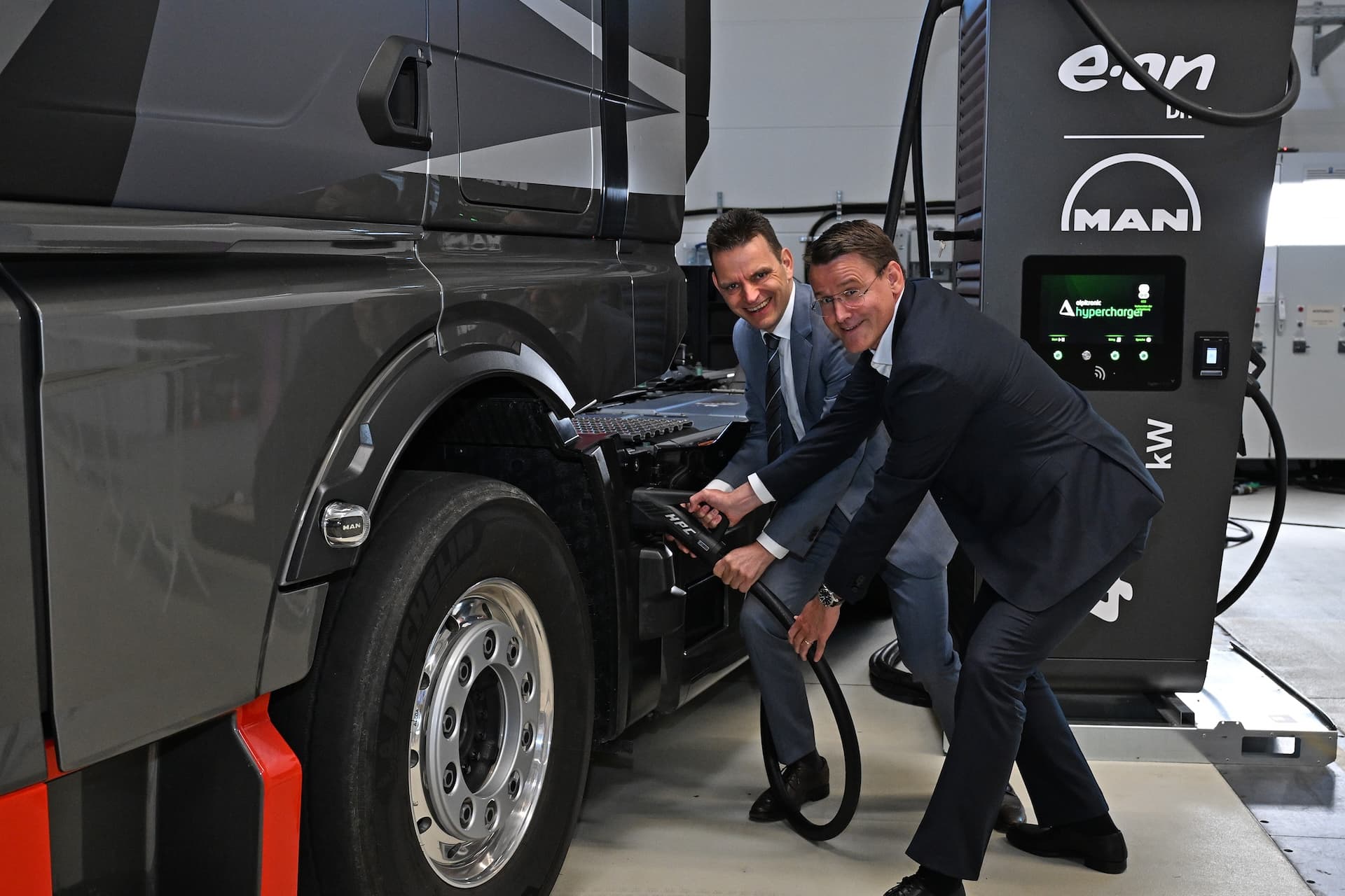 Cover Image for Eon und MAN bauen öffentliches Ladenetz für Elektro-Lkw in Europa auf