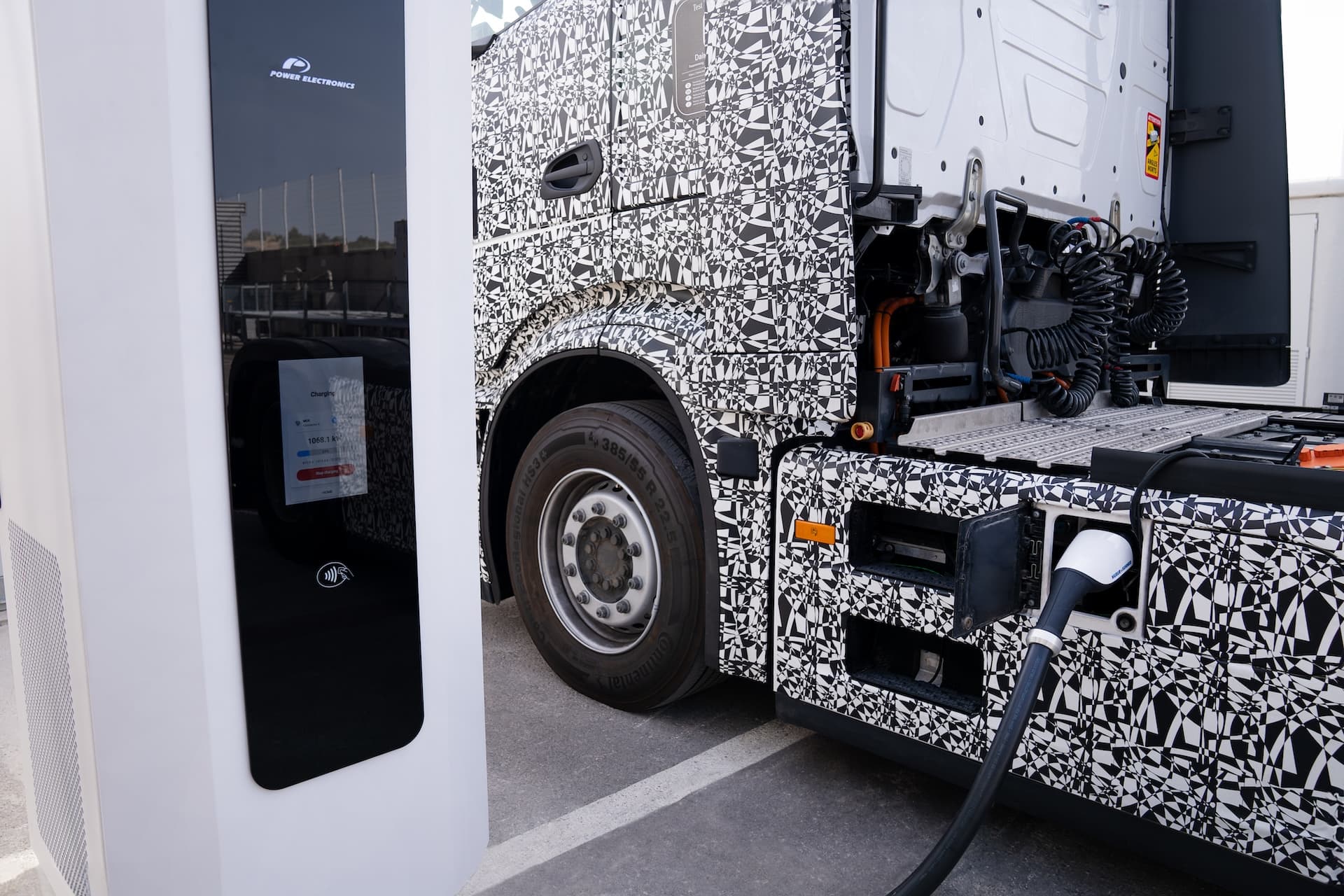 Cover Image for Milence zeigt Megawatt Charging System für Elektro-Lkw 1,1 MW Ladeleistung