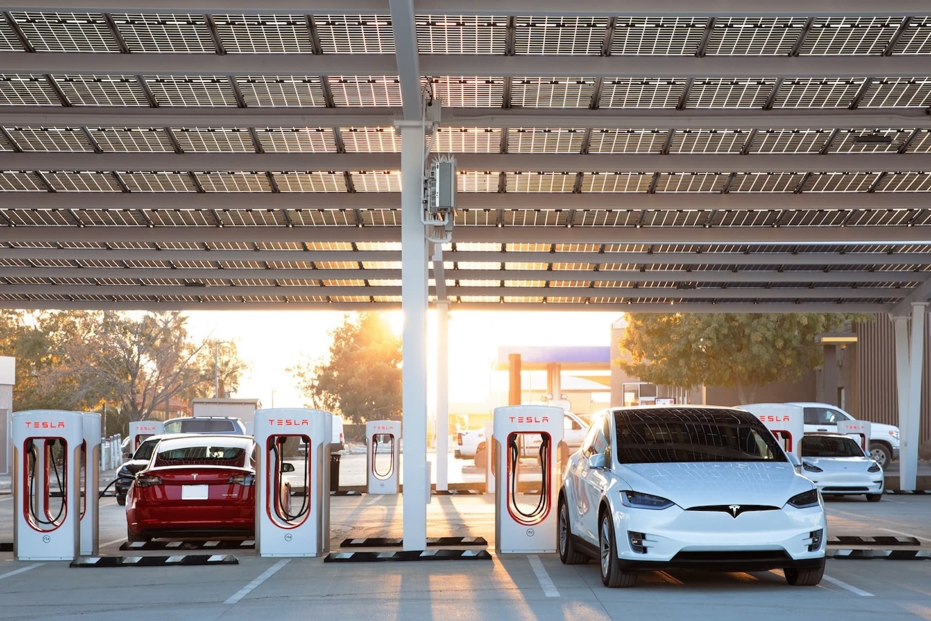 Cover Image for Schwere Marktlage, fehlende Produkte: Tesla unter Druck