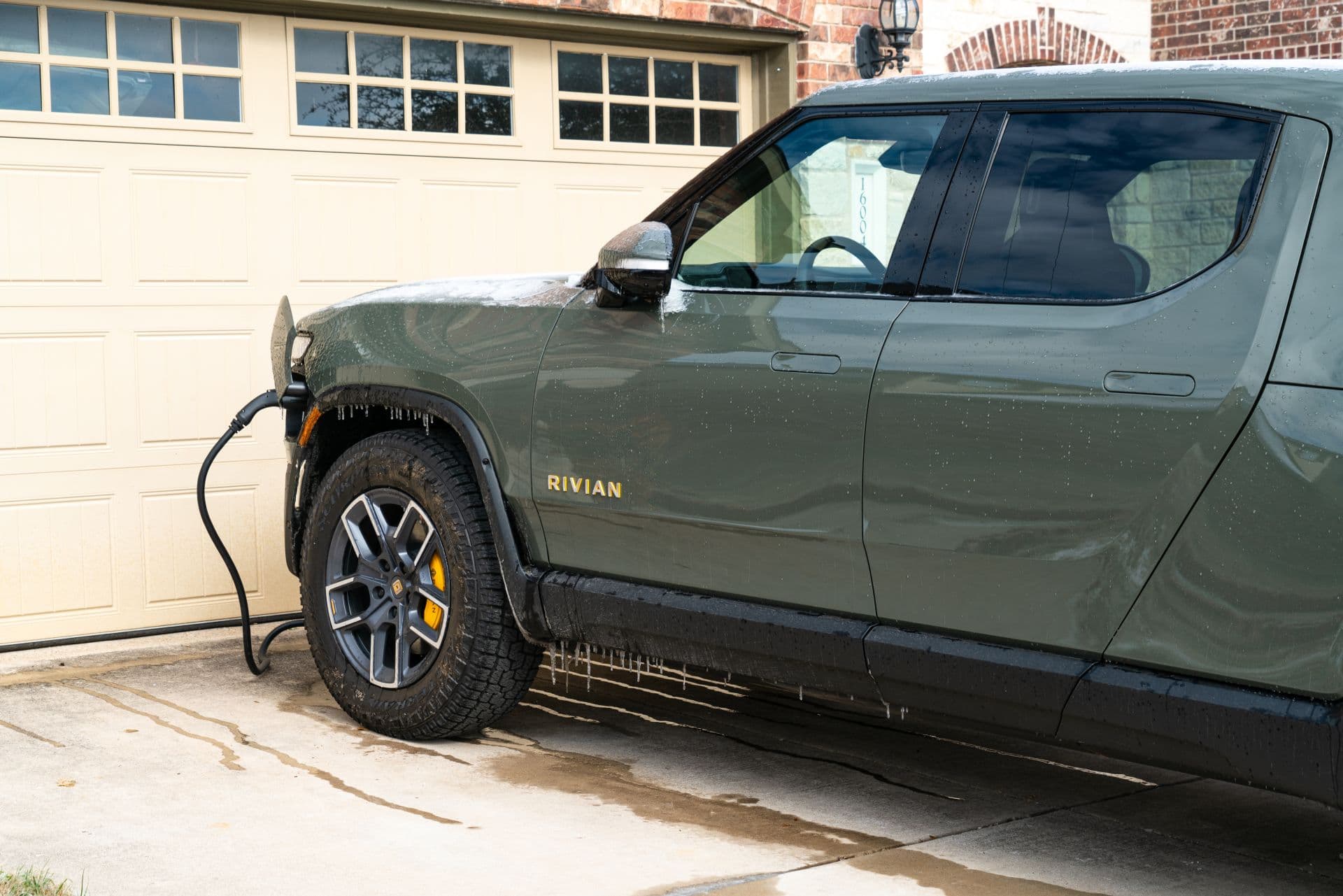 Cover Image for Rivian: Produktion sinkt, Auslieferungen stabil
