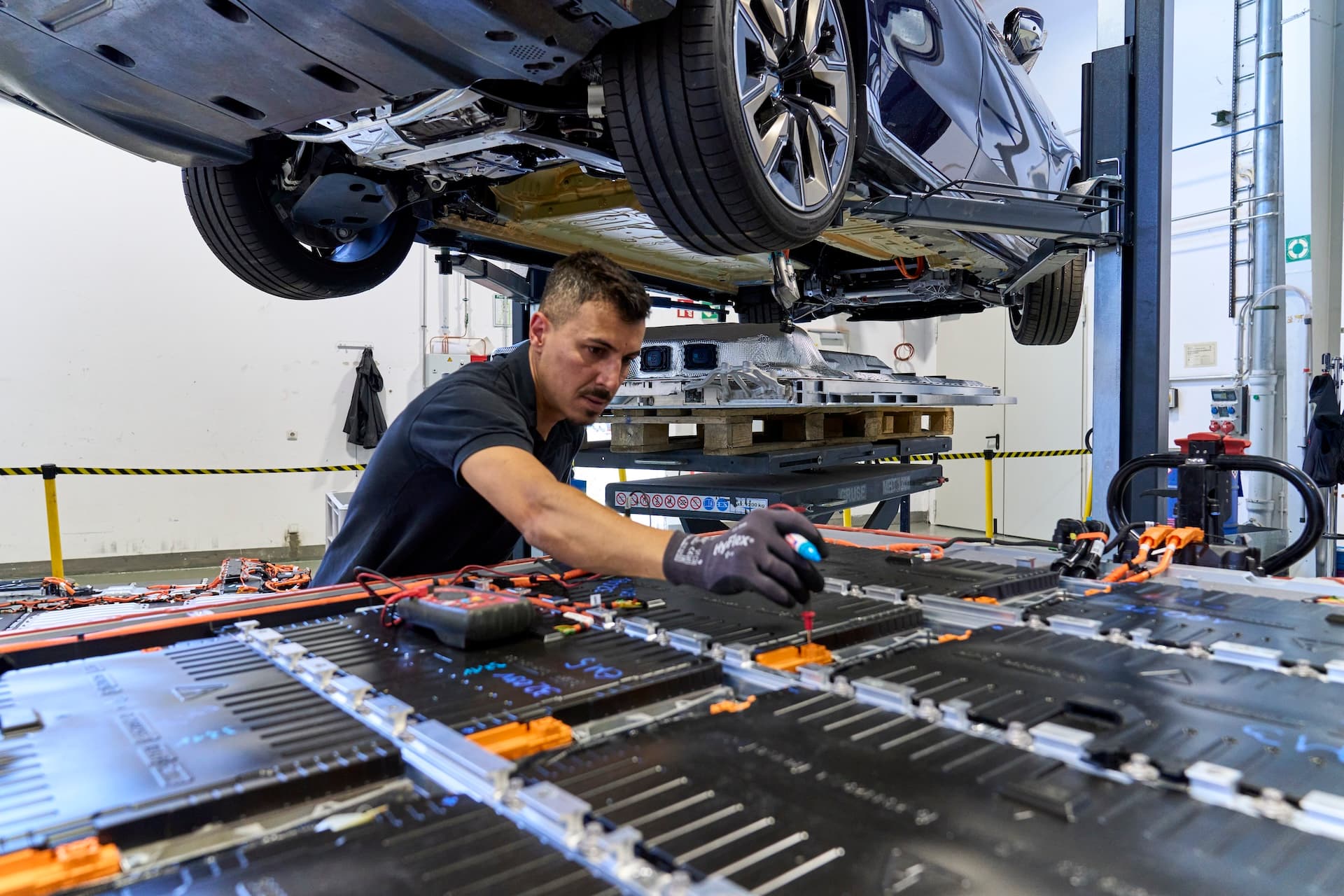 Cover Image for Auto-Recycling: Wie BMW die Kreislaufwirtschaft voranbringen will