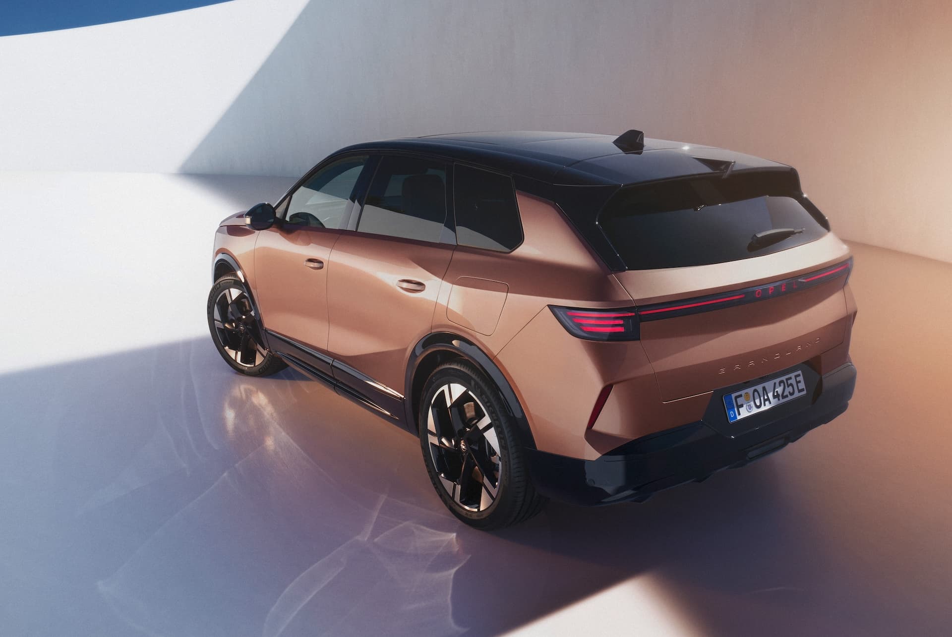 Cover Image for Opel preist Elektro-Grandland bei 46.750 Euro ein