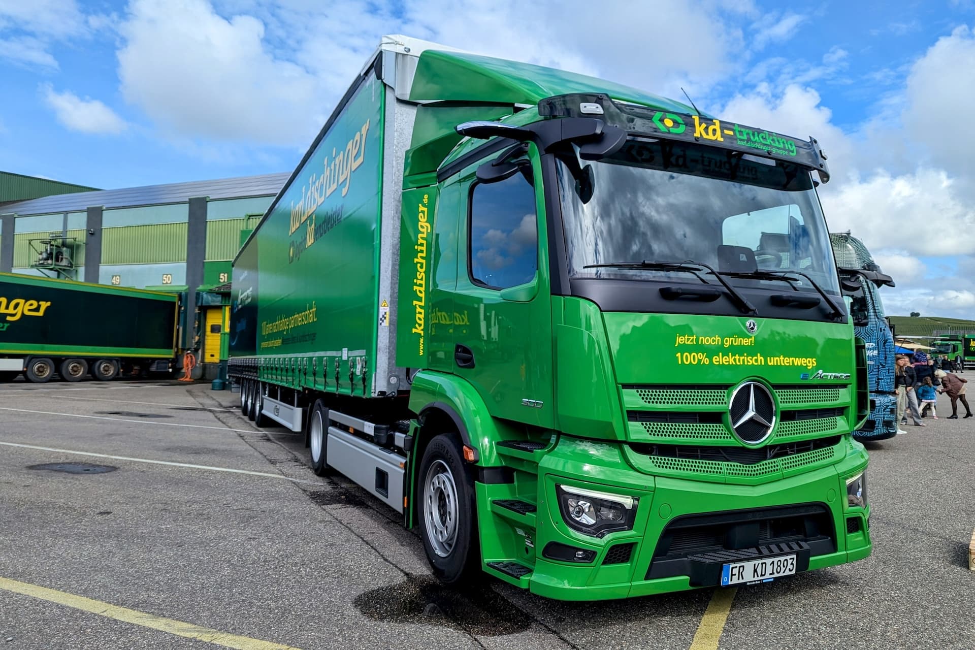 Cover Image for Freiburger Logistiker will 100 Elektro- und H2-Lkw einflotten