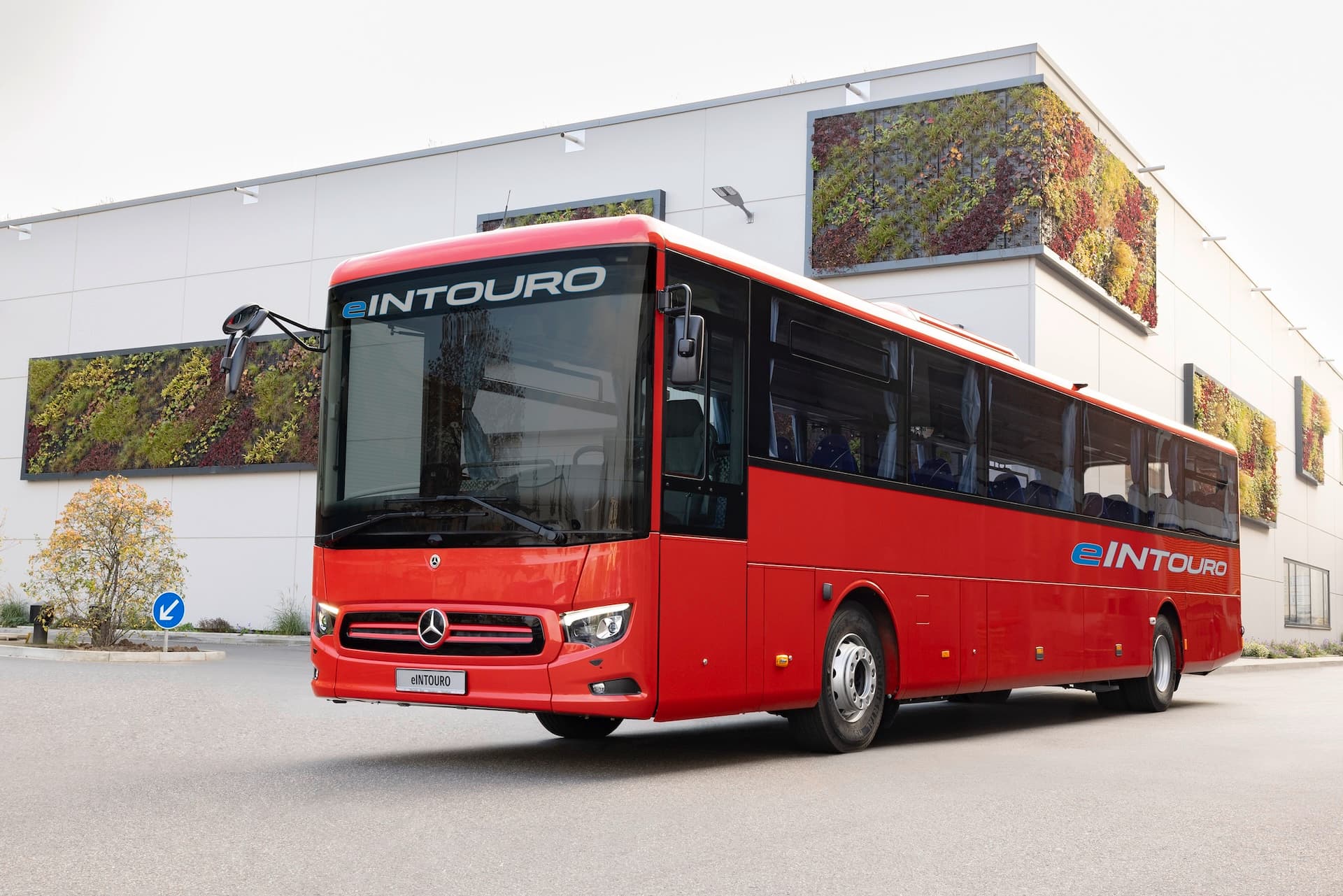 Cover Image for Mercedes-Benz zeigt Elektro-Überlandbus eIntouro