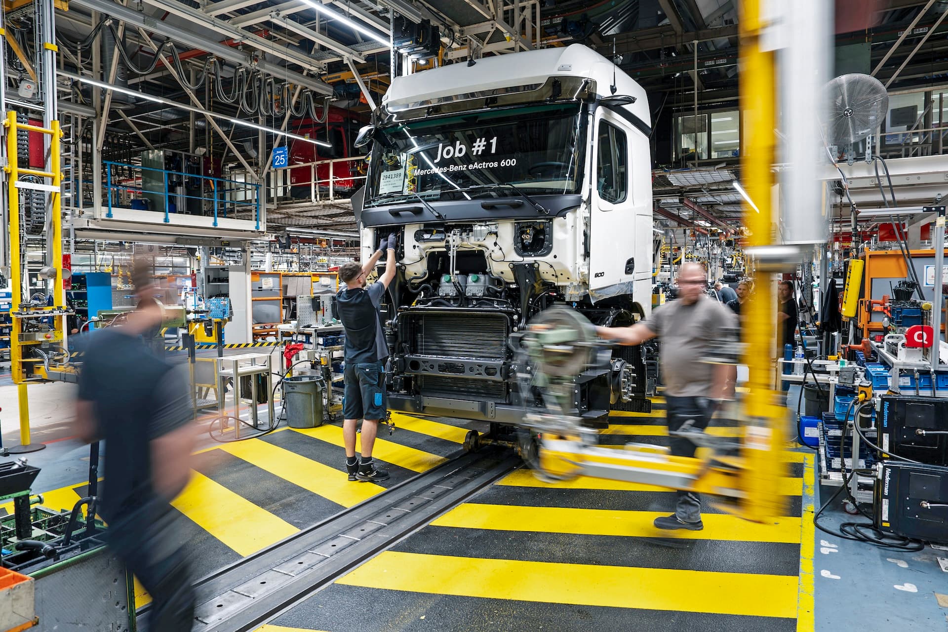 Cover Image for Daimler Truck feiert Serienstart des Mercedes-Benz eActros 600 für den Fernverkehr