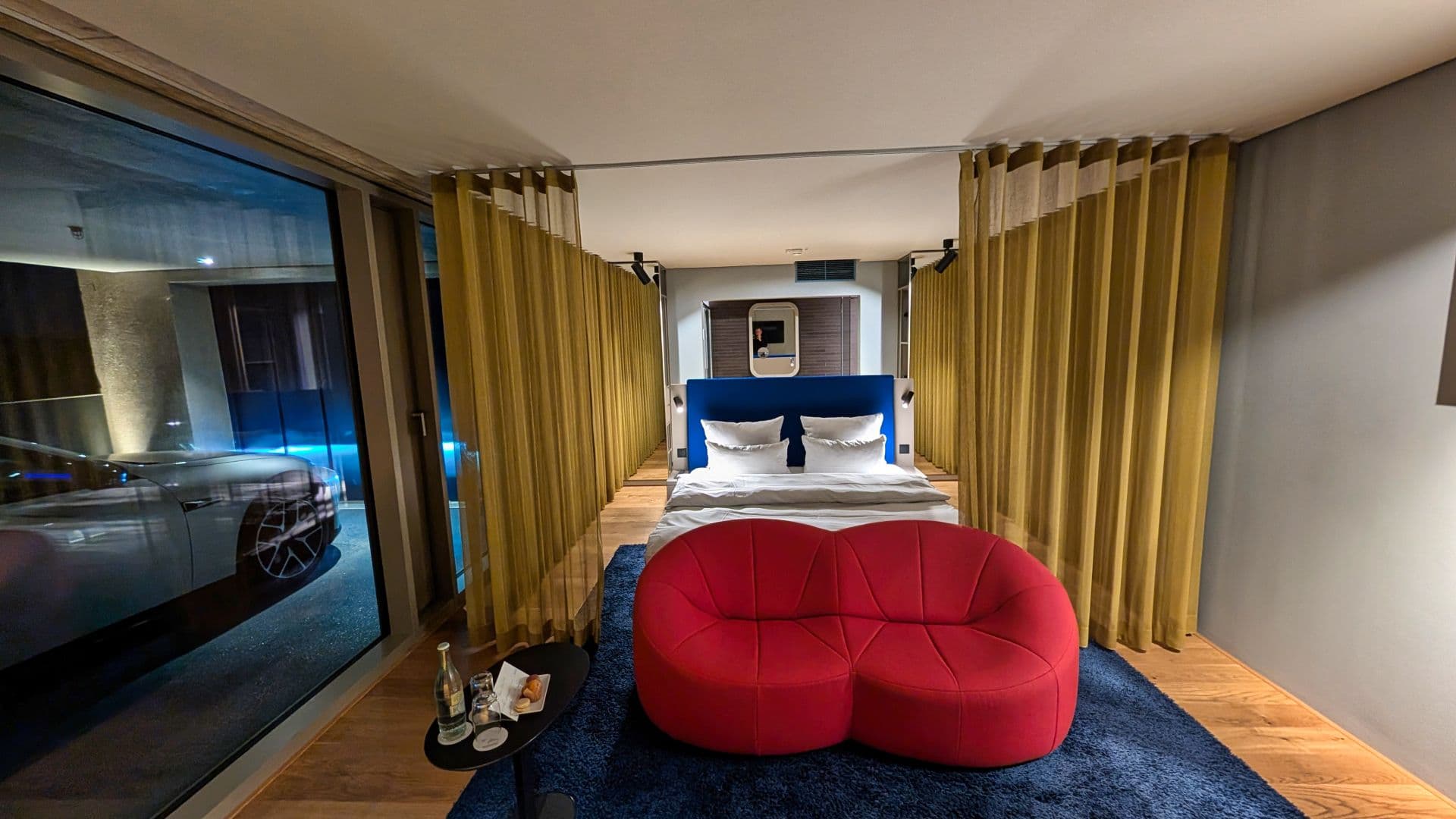 Cover Image for b’mine Düsseldorf: Durch CarLoft mit dem E-Auto vors Zimmer