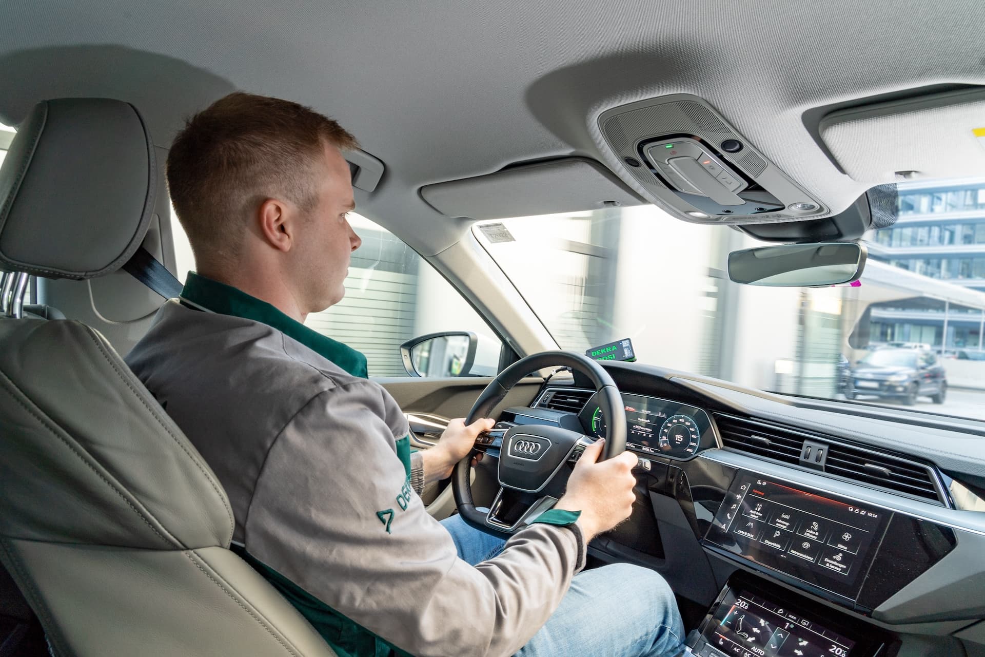Cover Image for 260.000 km und kaum müde: Dekra bescheinigt E-Auto-Akkus sehr gute Haltbarkeit