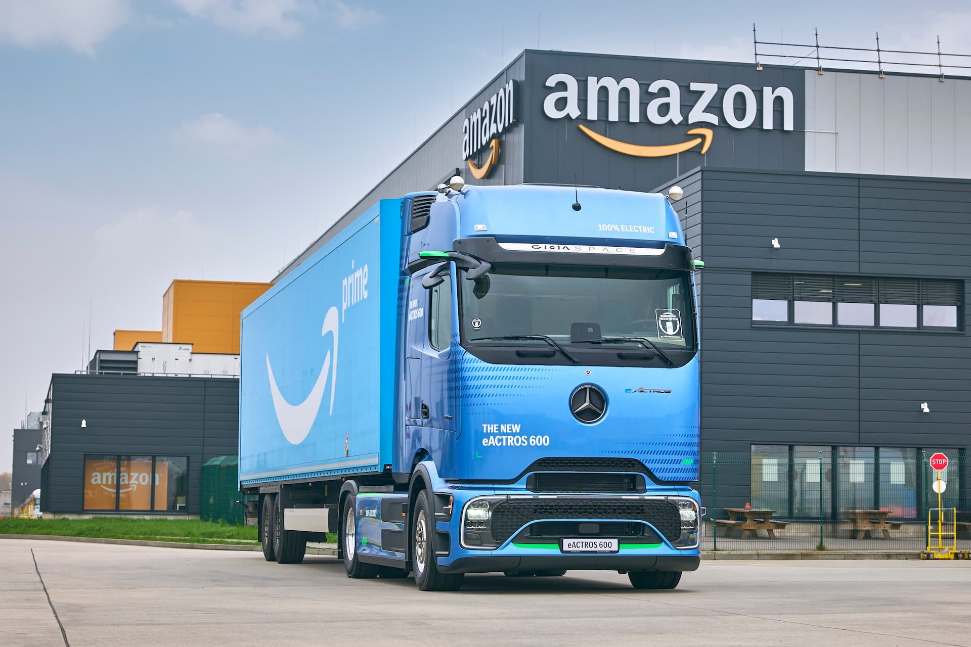 Cover Image for Amazon bestellt mehr als 200 Elektro-Lkw bei Mercedes-Benz