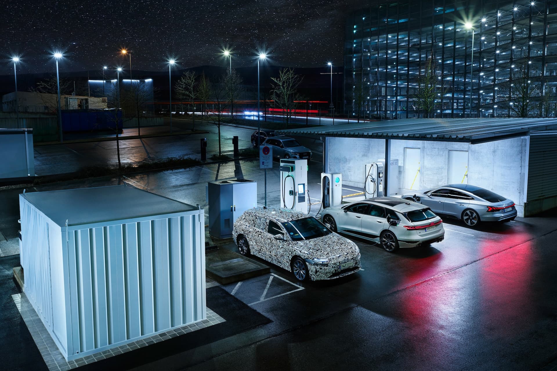 Cover Image for Neuer Audi-Ladepark simuliert Stromnetze aus aller Welt