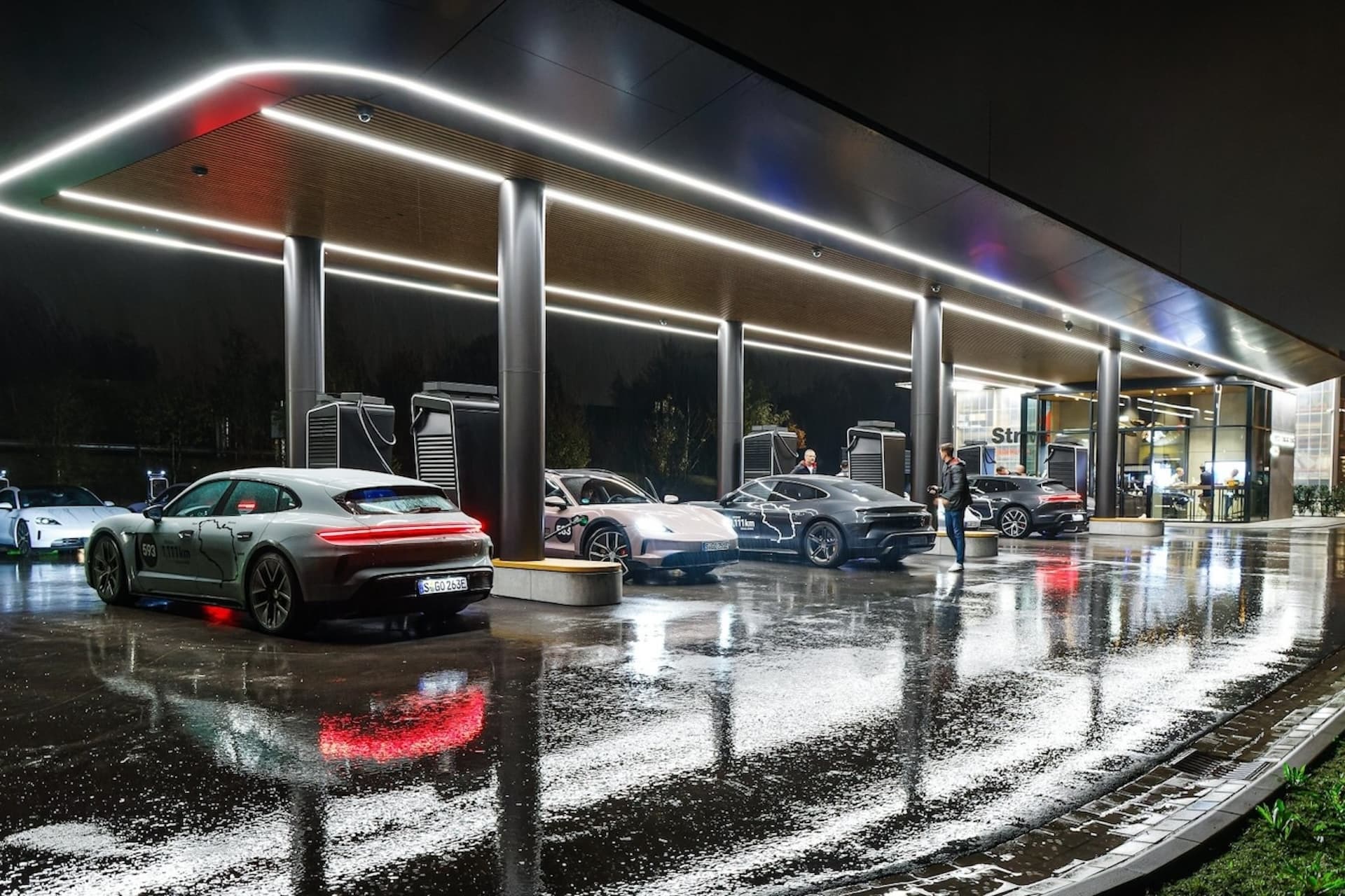 Cover Image for Fast eine Milliarden Euro: Porsche will auch in neue Verbrenner investieren
