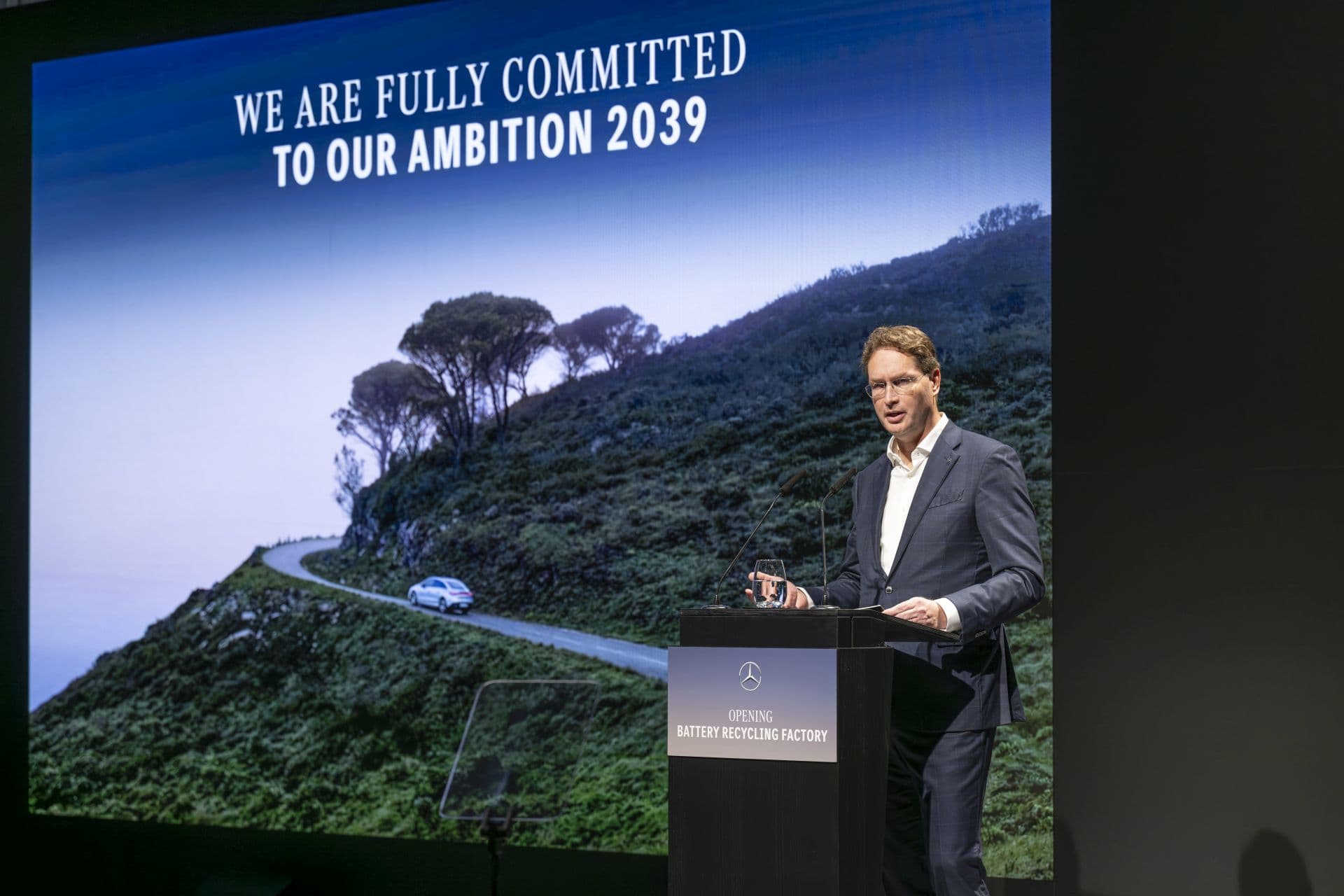 Cover Image for Mercedes-Sparstrategie: Weniger Manager, mehr Effizienz?