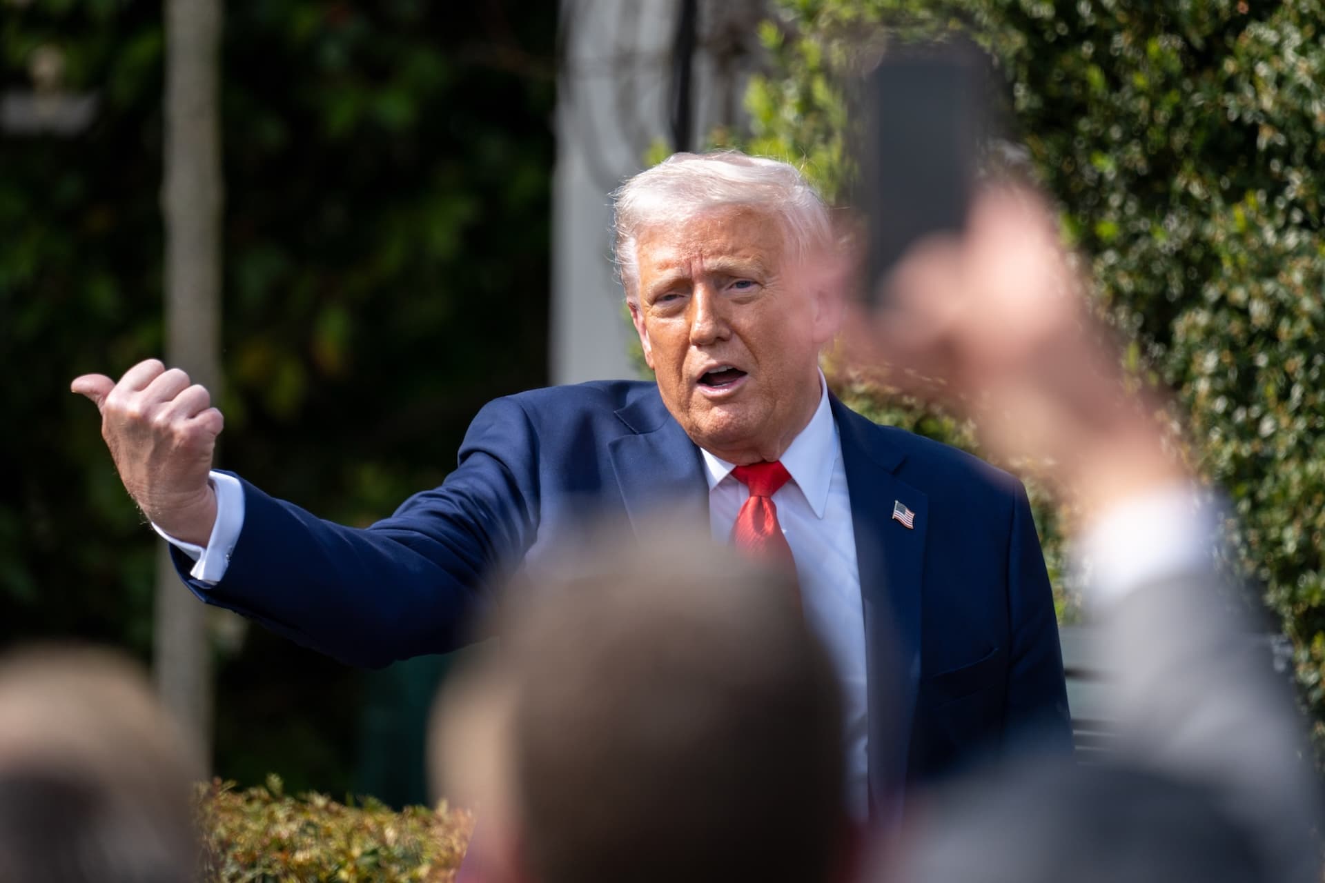 Cover Image for Trump will Autoherstellern bei Zöllen entgegenkommen