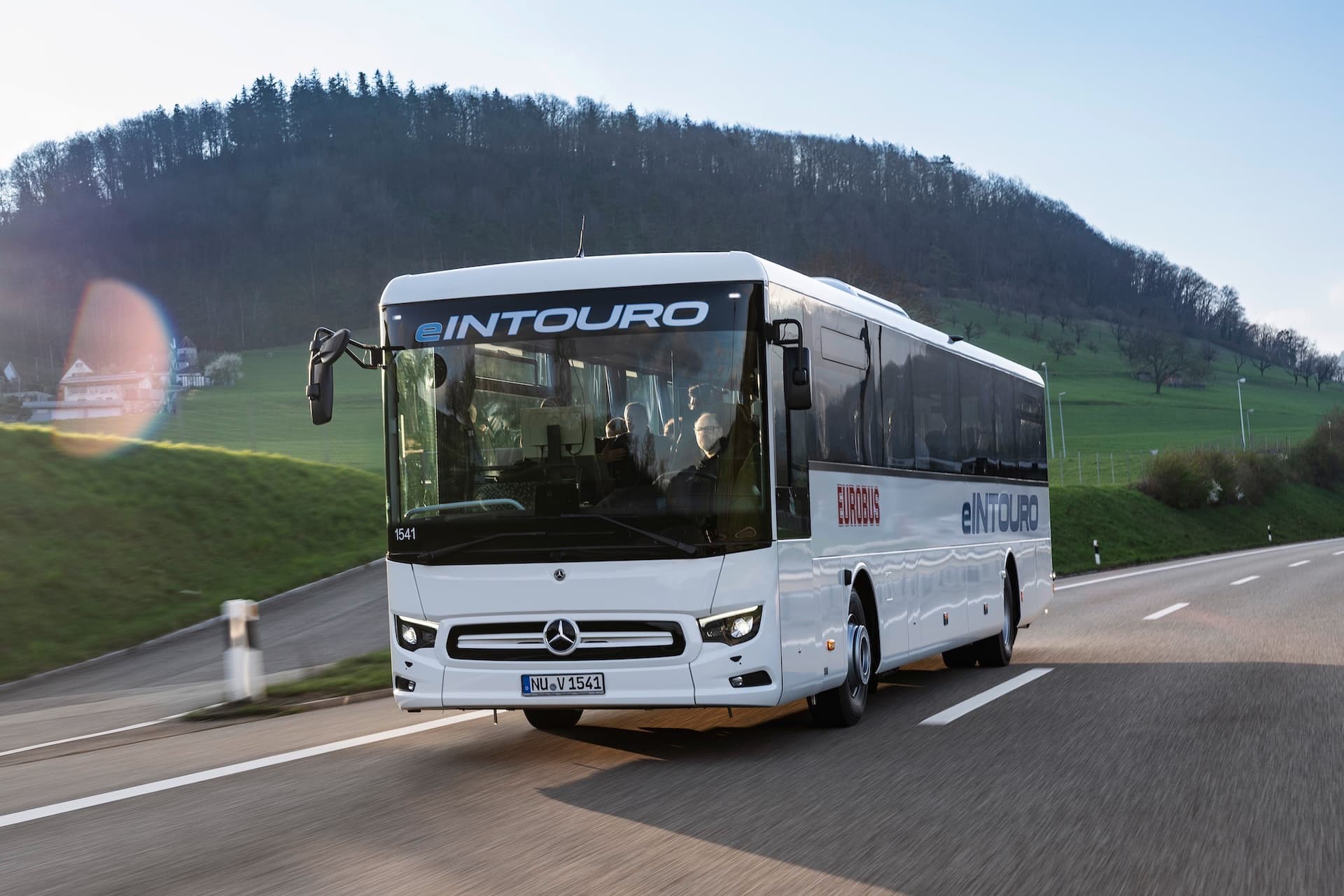 Cover Image for Elektro-Überlandbus Mercedes‑Benz eIntouro: Reisekomfort auf neuem Niveau