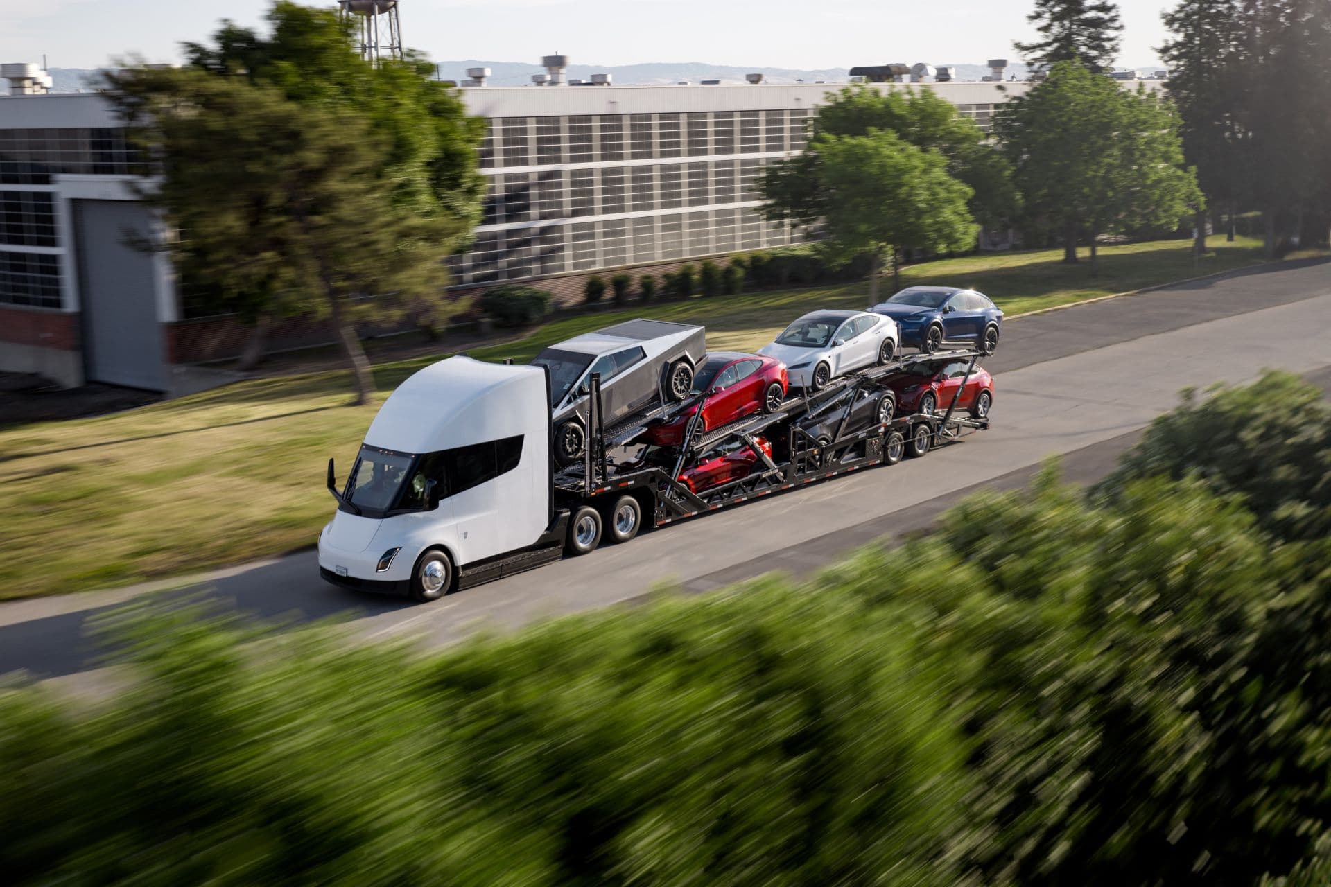 Cover Image for Tesla Semi mit eigener 1,2-MW-Ladeinfrastruktur