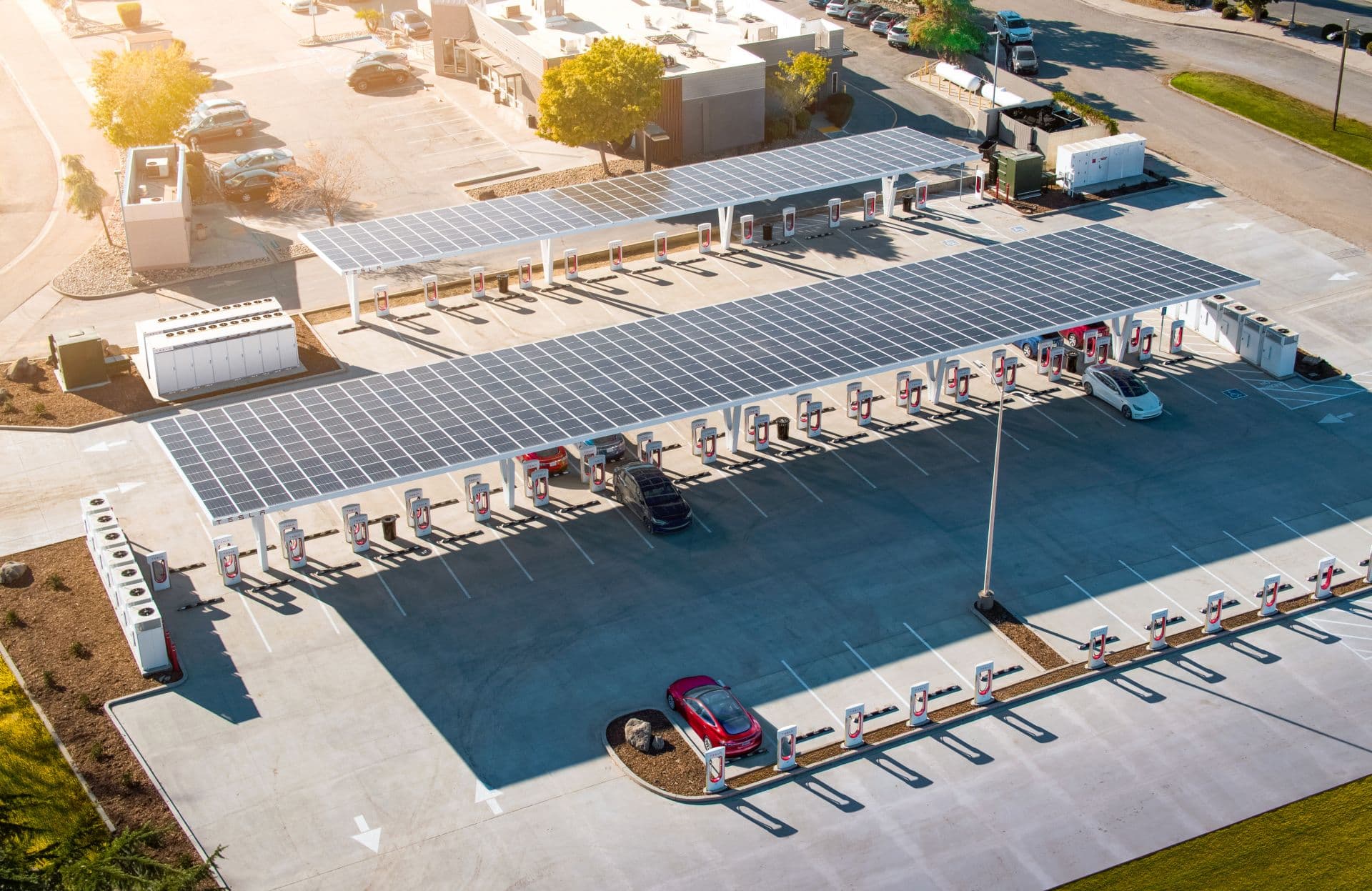 Cover Image for Tesla bietet 546 Gratis-Ladepunkte in Grünheide