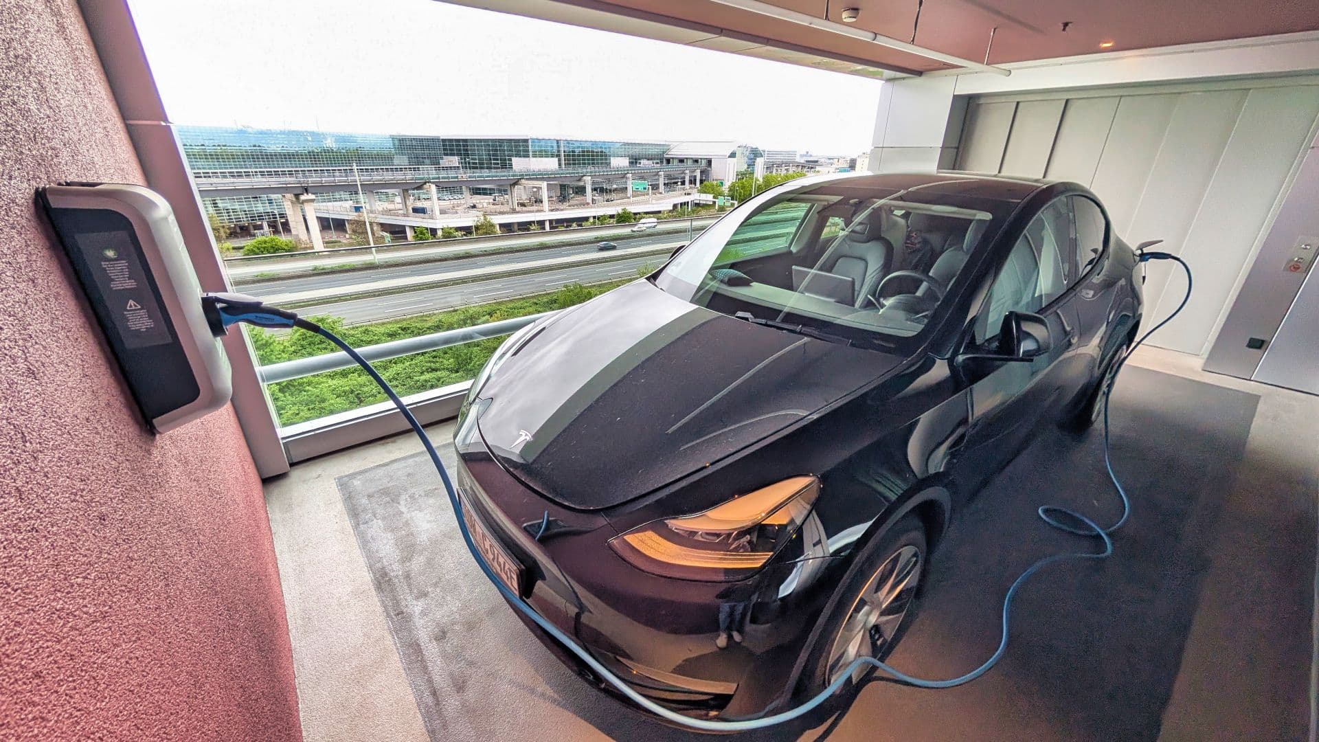 Cover Image for b’mine Frankfurt: Mit dem E-Auto vors Hotelzimmer