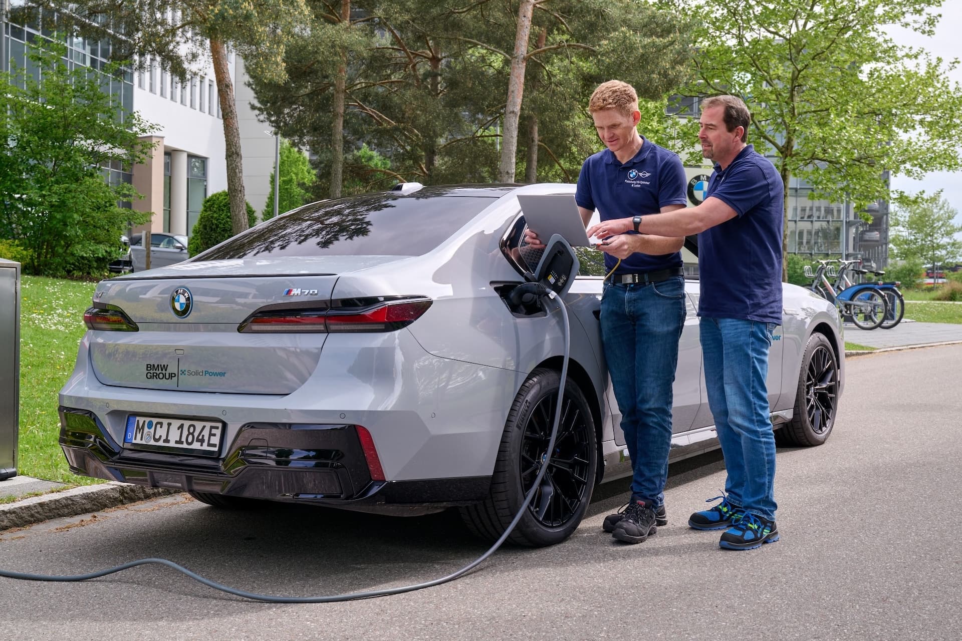 Cover Image for BMW und Solid Power testen Feststoff-Batteriezellen im i7