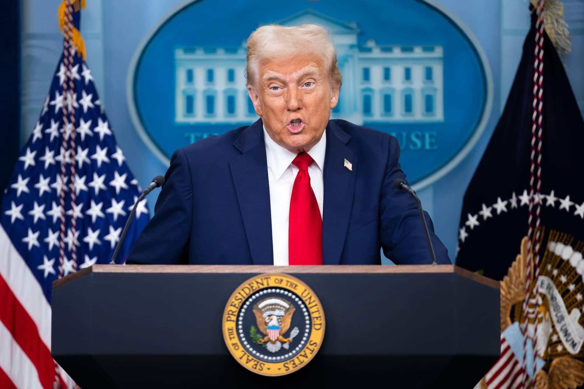 Cover Image for Trump schiebt hohe Zölle auf EU-Waren nochmal auf