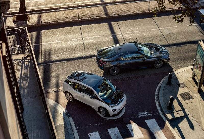 Cover Image for BMW Group steigert Absatz elektrifizierter Fahrzeuge um 63,7% auf 78.096 Kundenauslieferungen