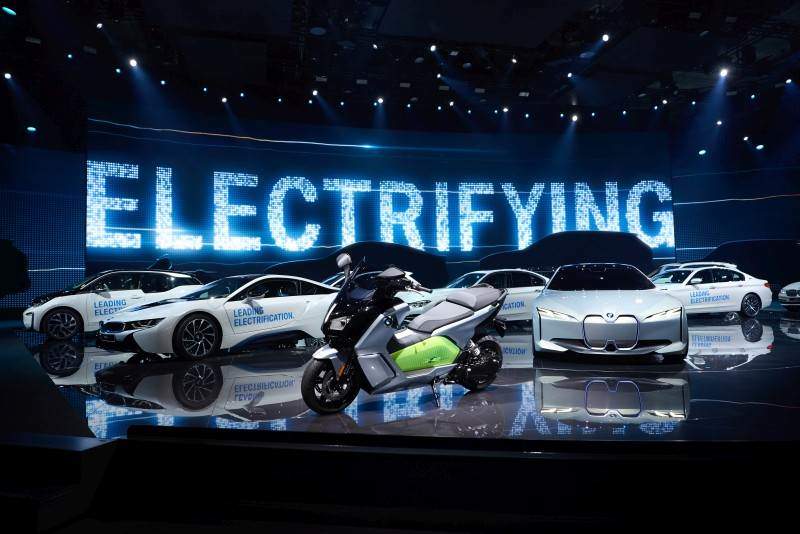 Cover Image for Über eine viertel Million elektrifizierte Fahrzeuge der BMW Group auf den Straßen der Welt unterwegs