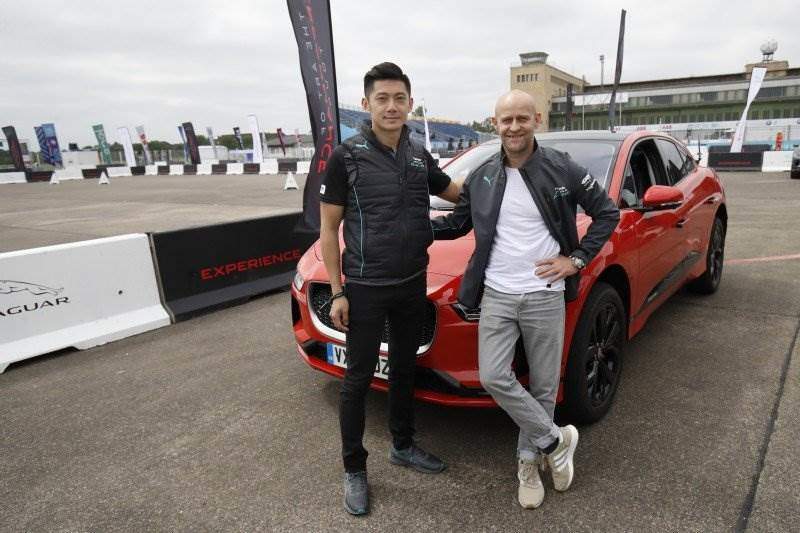 Cover Image for Jürgen Vogel fordert den I-PACE zur Smart Cone Challenge vor dem Formel-E-Prix in Berlin