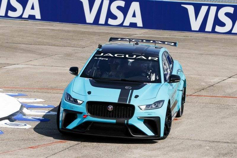 Cover Image for Jaguar I-PACE eTROPHY Fahrzeug feiert beim Formel E-Prix in Berlin Weltpremiere