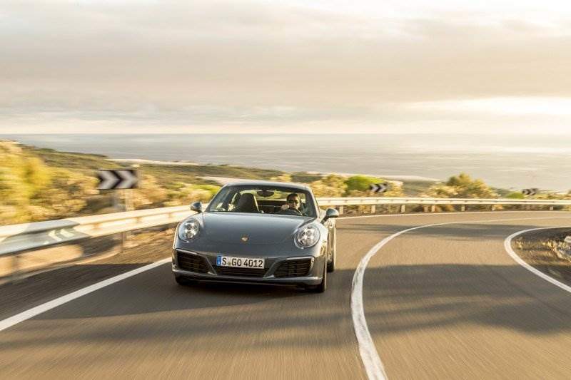 Cover Image for Porsche 911 wartet mit zwei Plug-in-Hybrid-Version auf