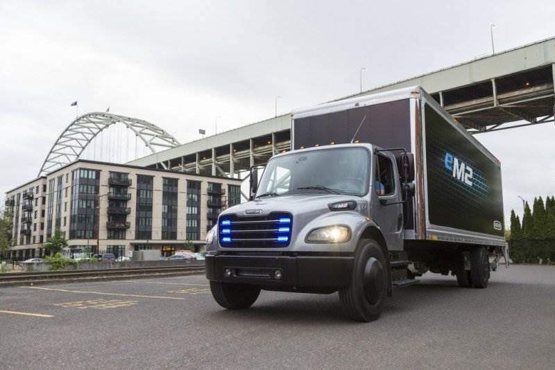 Cover Image for Erste elektrische Freightliner-Modelle von Daimler Trucks gehen an Kunden in den USA