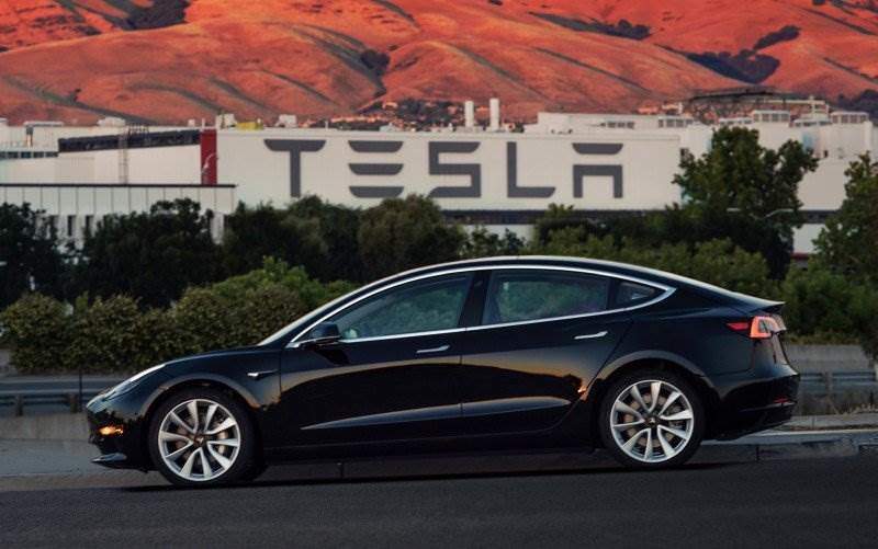 Cover Image for Bloomberg geht von über 6.000 Tesla Model 3-Fertigungskapazität pro Woche aus