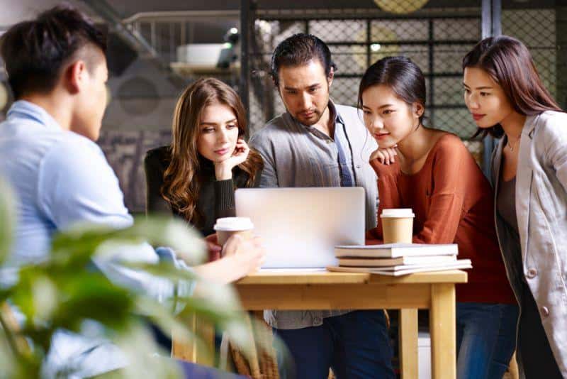 Cover Image for Tesla beginnt mit Einstellungen von Mitarbeitern für chinesisches Werk