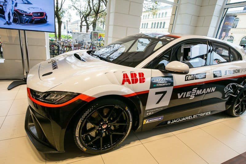 Cover Image for Viessmann Jaguar eTROPHY Team Germany gewährt einen Blick auf das Team und den Rennwagen