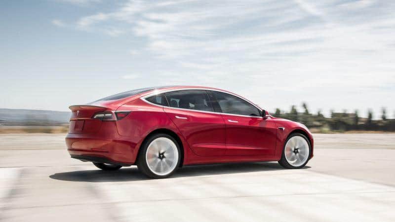 Cover Image for Elon Musk hält sein Wort: Tesla Model 3 für 35.000 Dollar ist da!