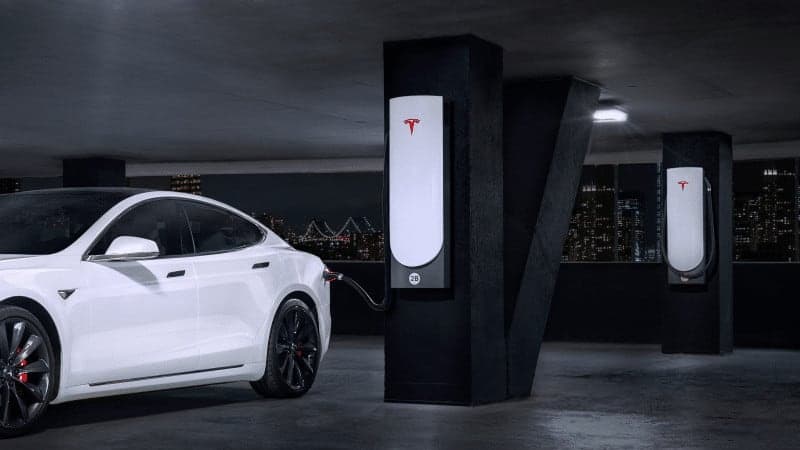 Cover Image for Tesla fokussiert Online-Vertrieb und baut Tesla-Service spürbar aus