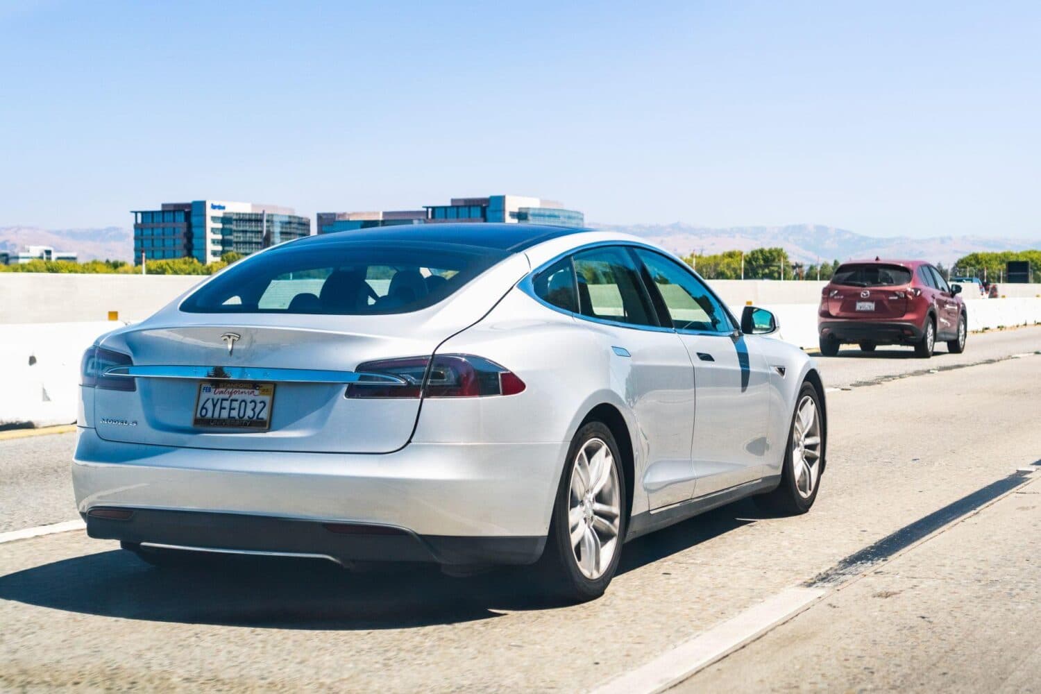 Cover Image for Elon Musk gibt zu verstehen, dass Teslas neuer Prototyp des Model S ein 7-Sitzer ist