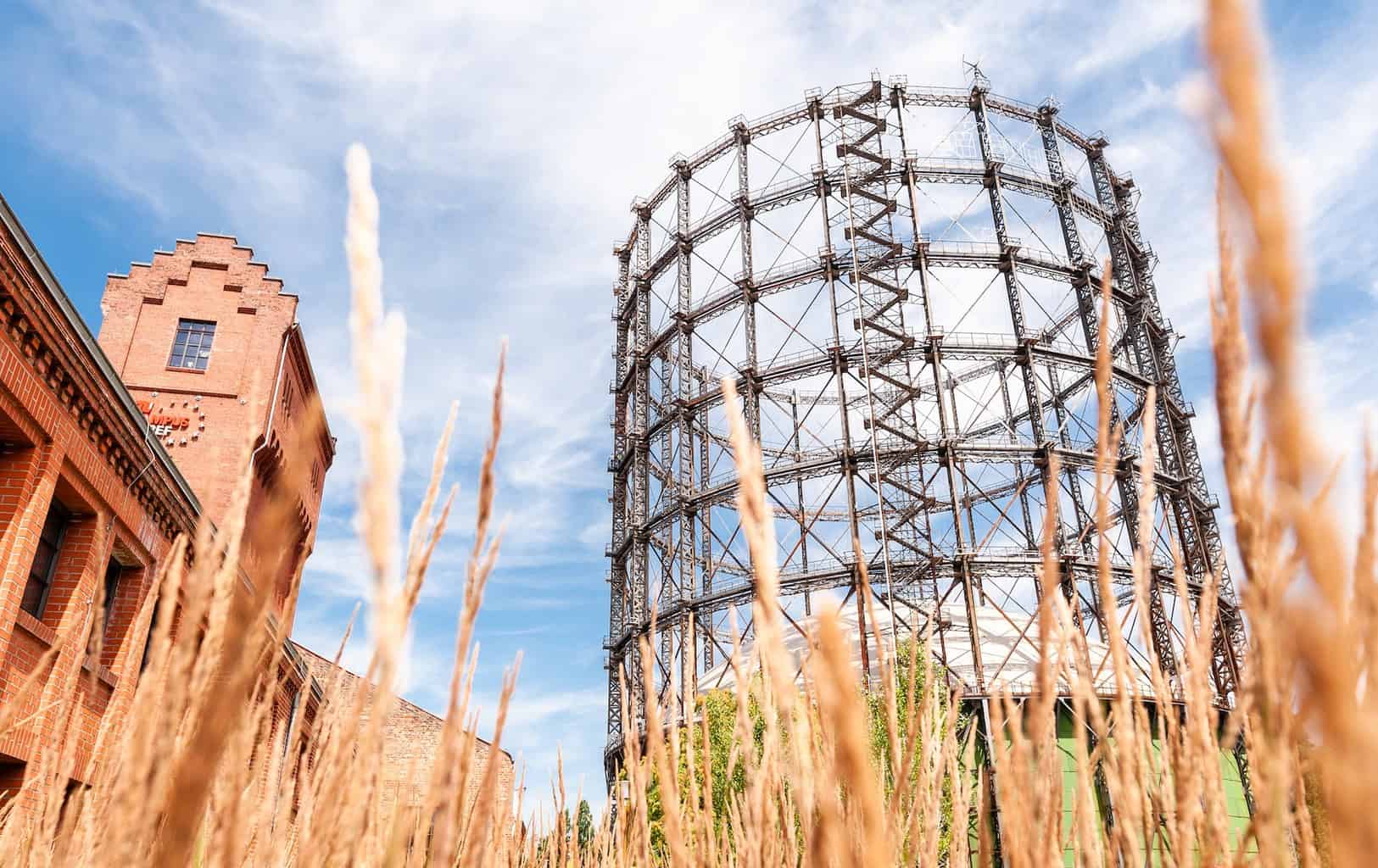 Cover Image for Tesla darf Fundamentarbeiten in Grünheide starten und soll Designzentrum in Berlin planen