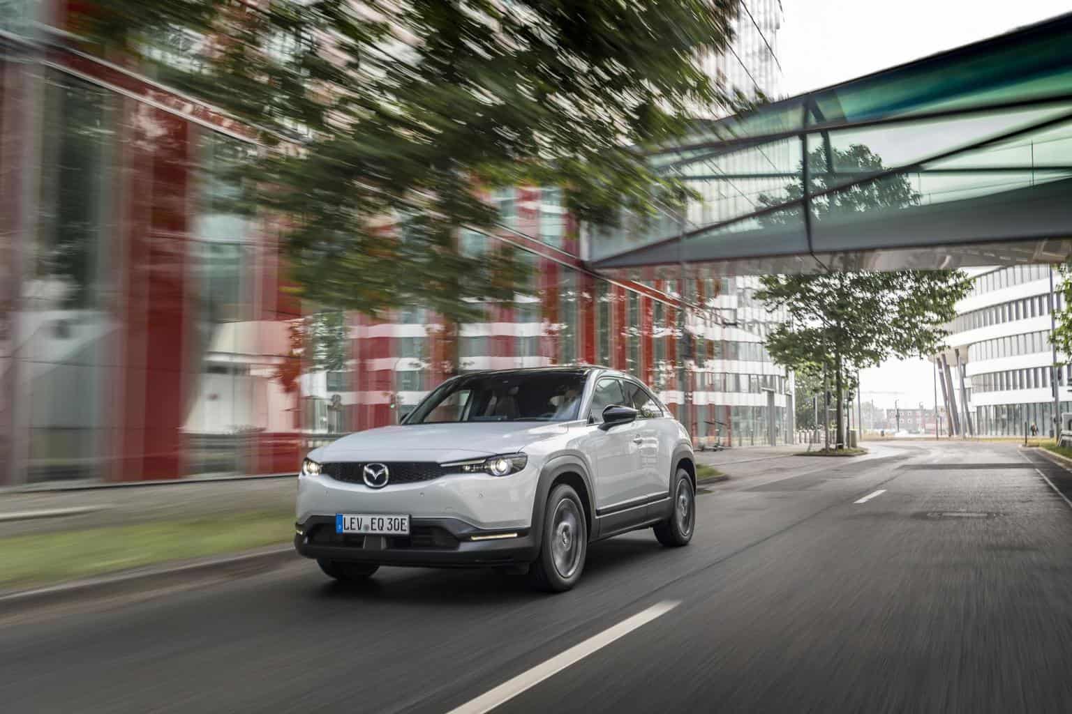 Cover Image for Mazda bietet Elektroauto MX-30 auch als Mildhybrid an