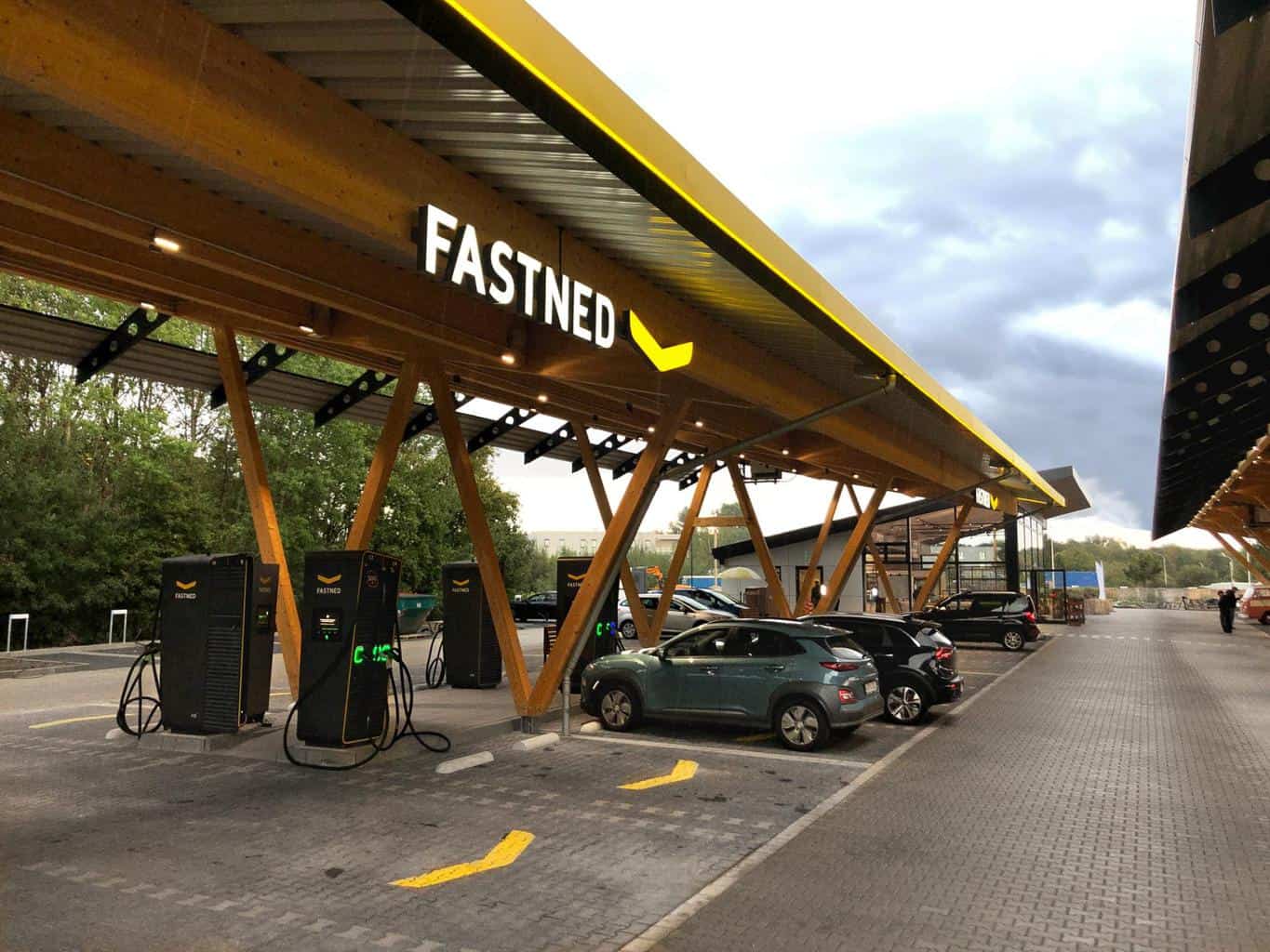 Cover Image for Fastned, Tesla und Seed & Greet eröffnen Deutschlands größten Ladepark