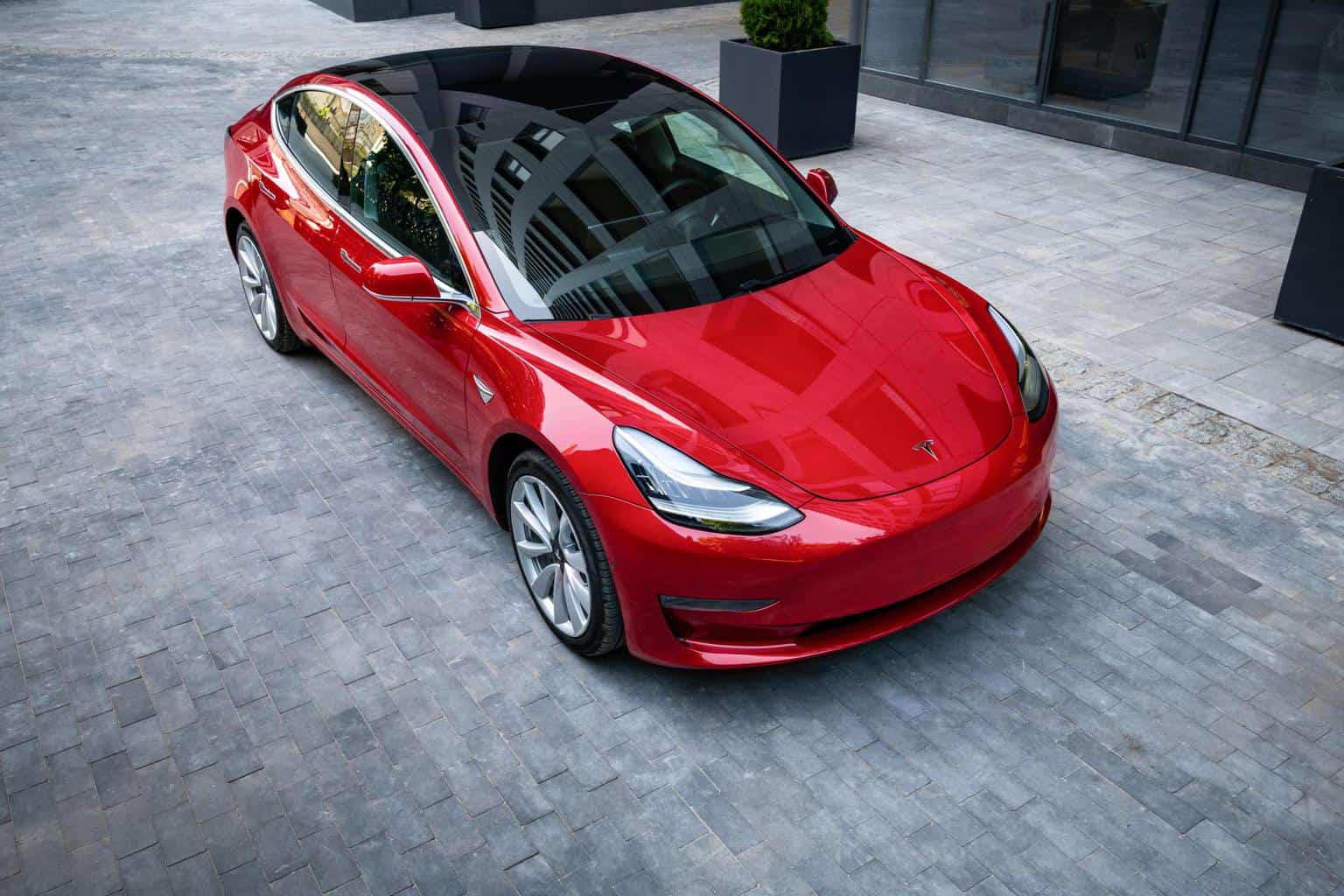 Cover Image for Tesla Model 3 soll in überarbeiteter Form bereits vom Band laufen