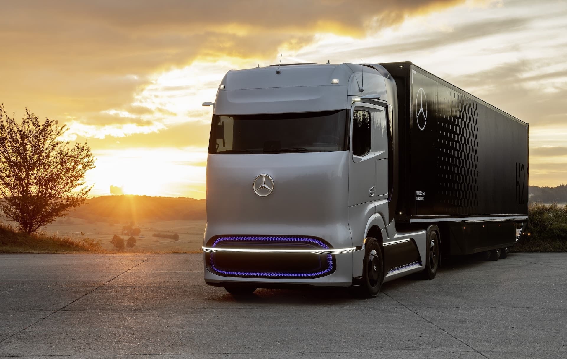 Cover Image for Linde und Daimler Truck kooperieren bei Wasserstoff-Tankstellen für Lkw