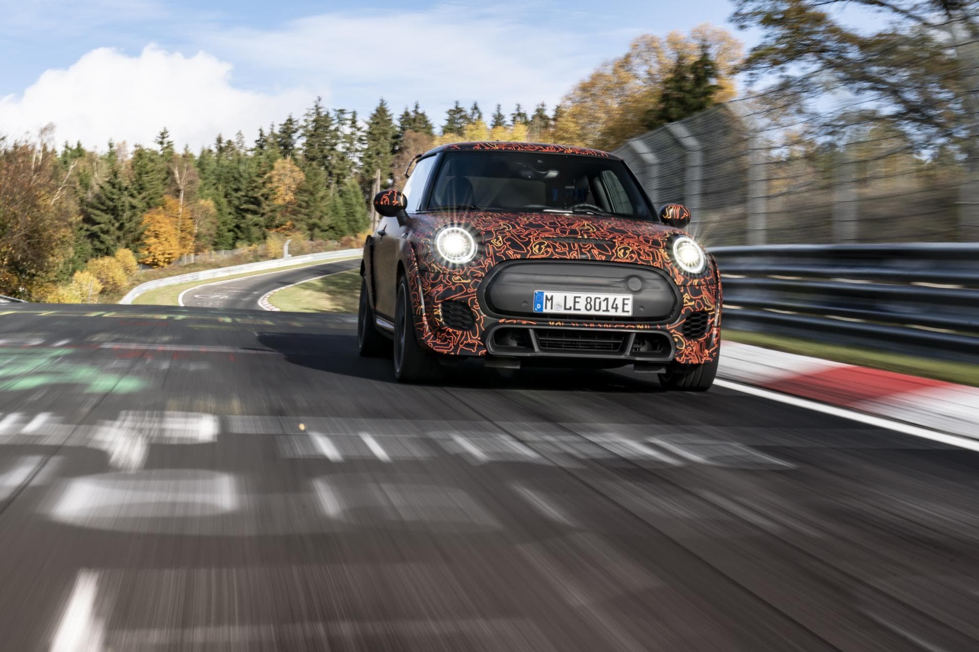 Cover Image for MINI bestätigt Gerüchte und zeigt John Cooper Works Modell mit E-Antrieb