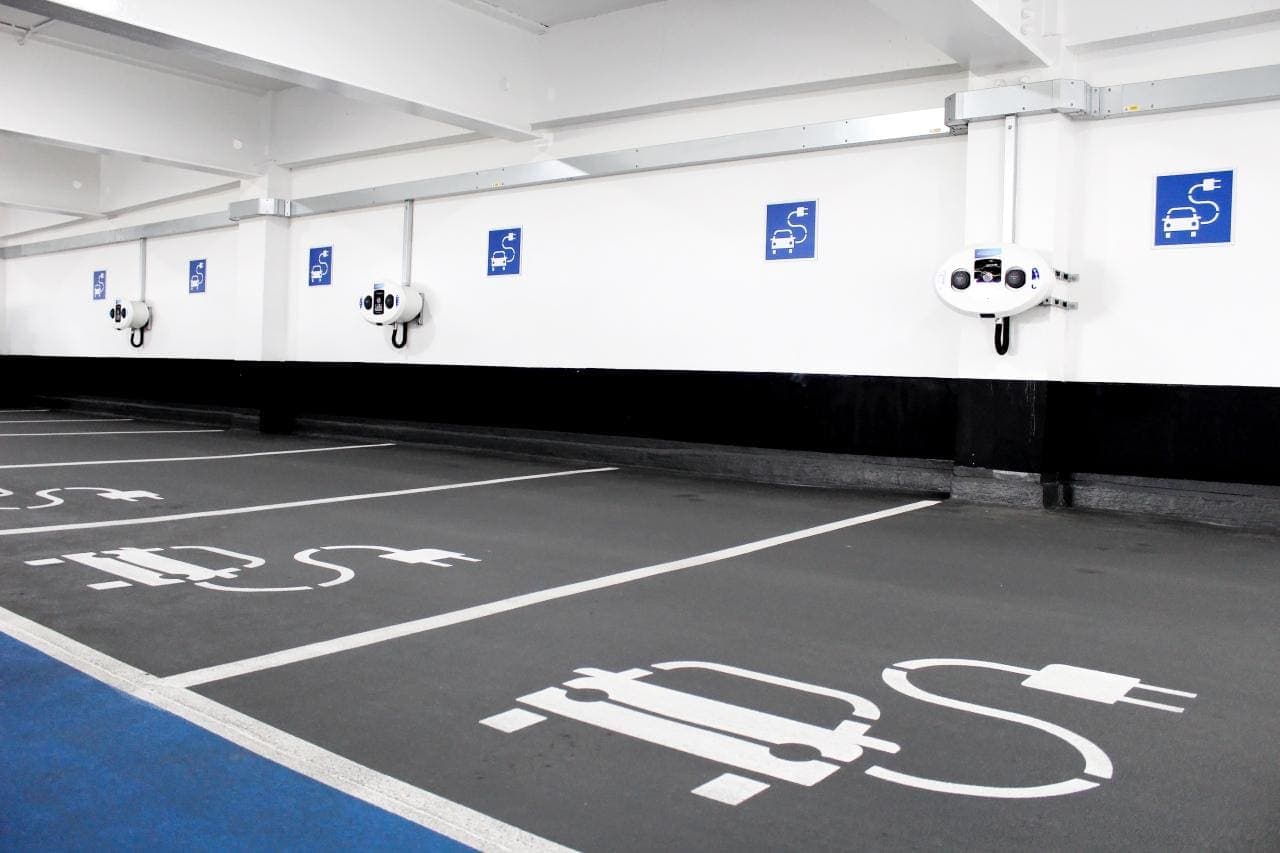 Cover Image for Niederlande wollen Ladeinfrastruktur in Parkhäusern massiv ausbauen